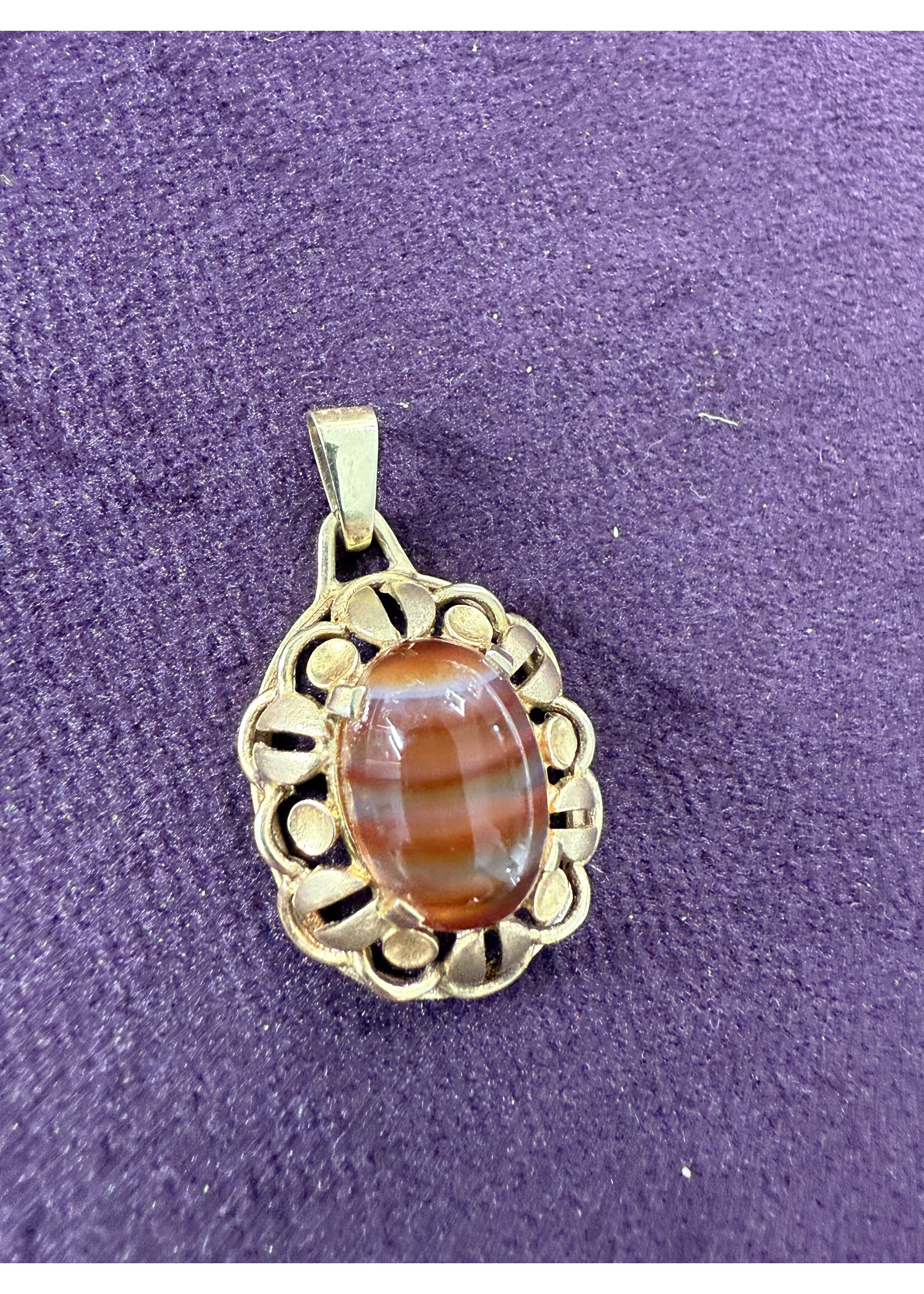 Geelgouden  vintage 14 k  hanger met streepagaat