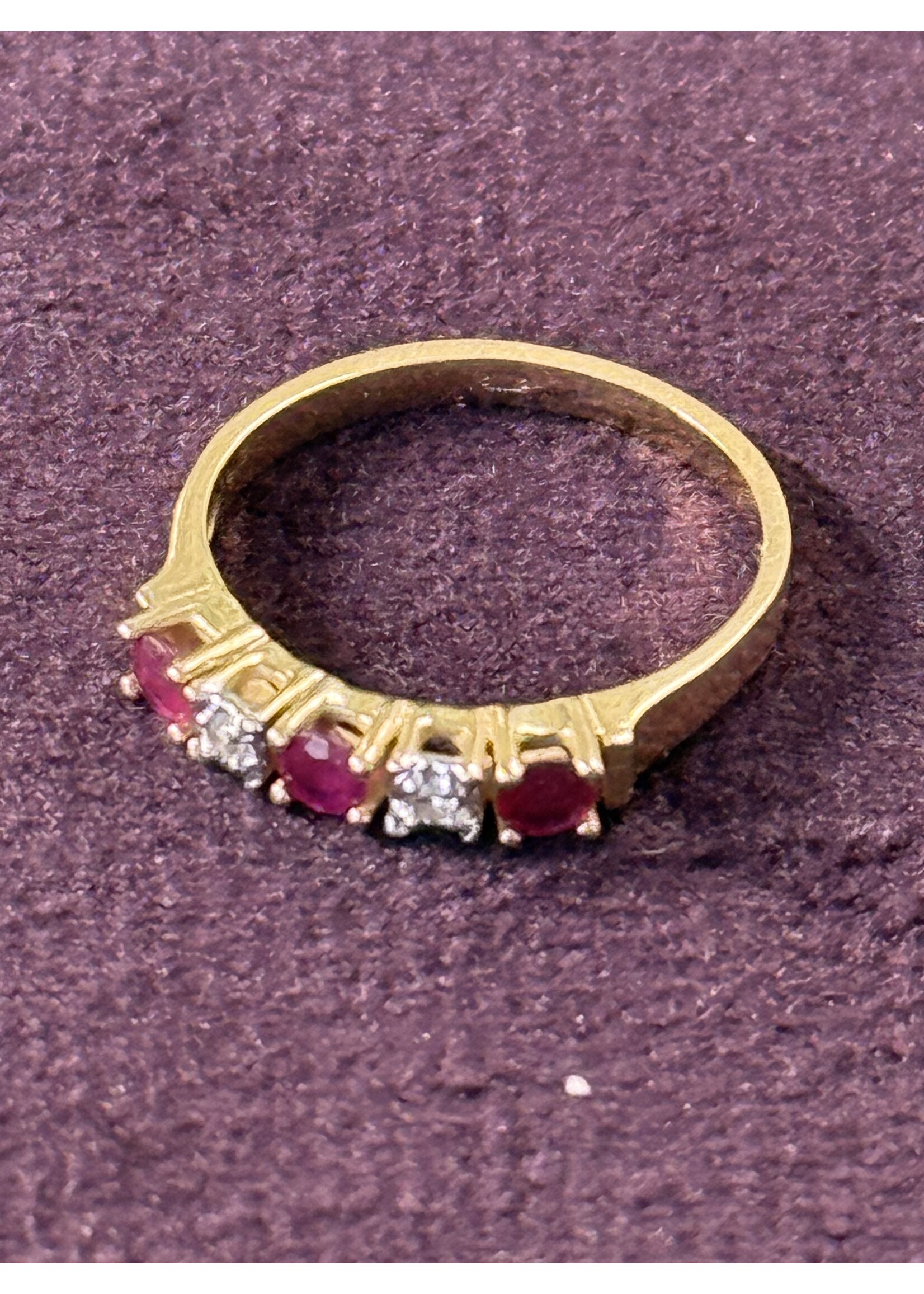 Geelgouden ring met robijn en briljanten - maat 16.5