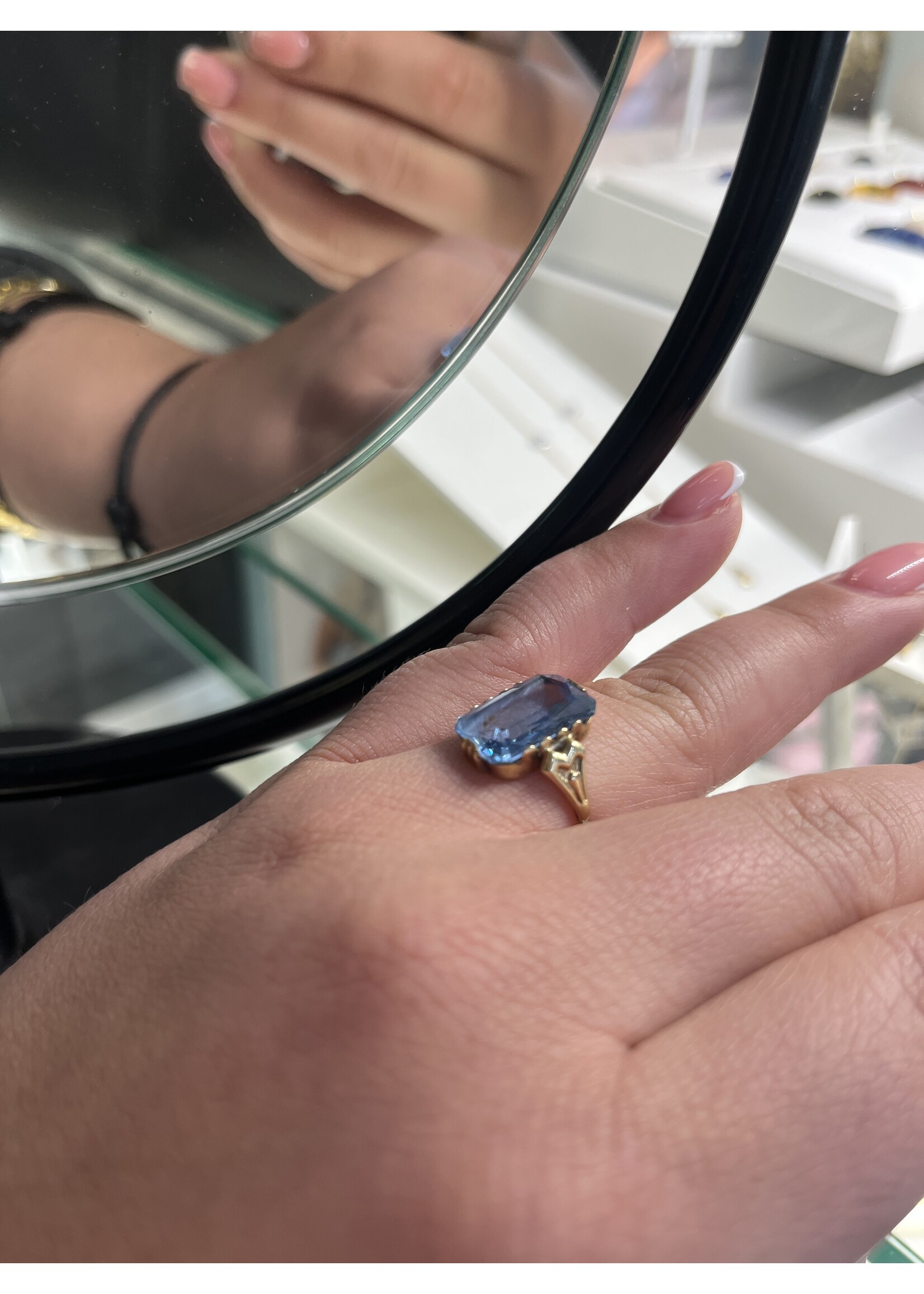 Geelgouden ring met blauwe steen - maat 18.5