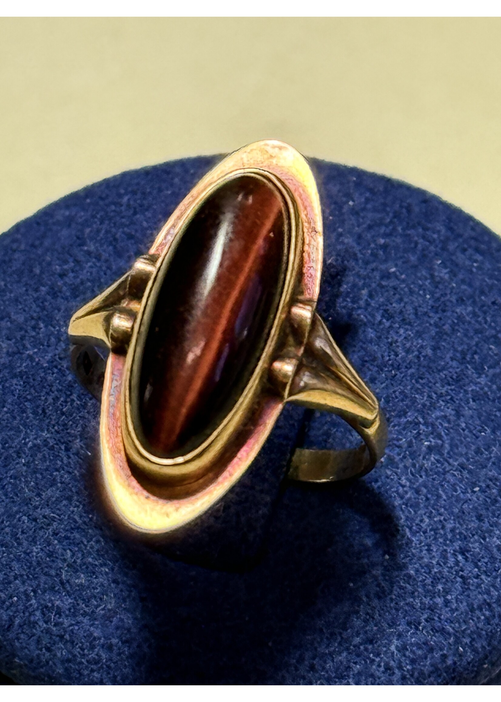 Vintage & Occasion Geelgouden ring met rode tijgeroog  - maat 17