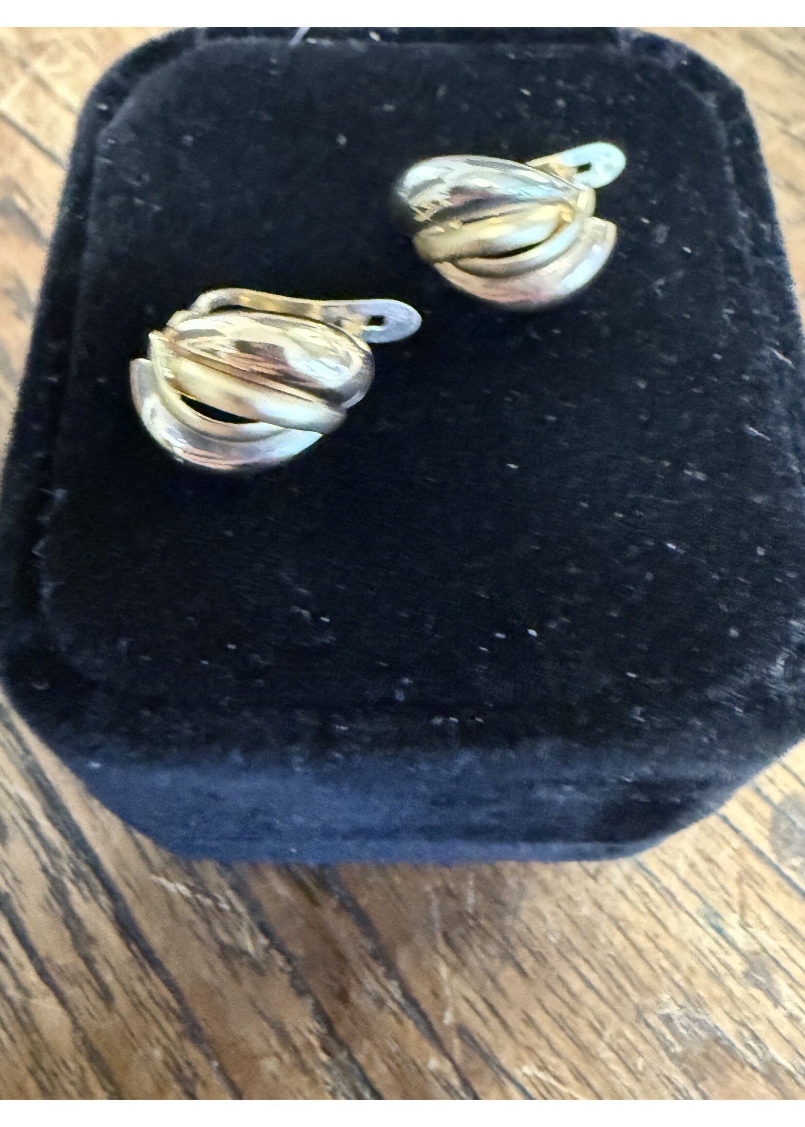 Vintage & Occasion Geelgouden oorknoppen 14 k schelp model