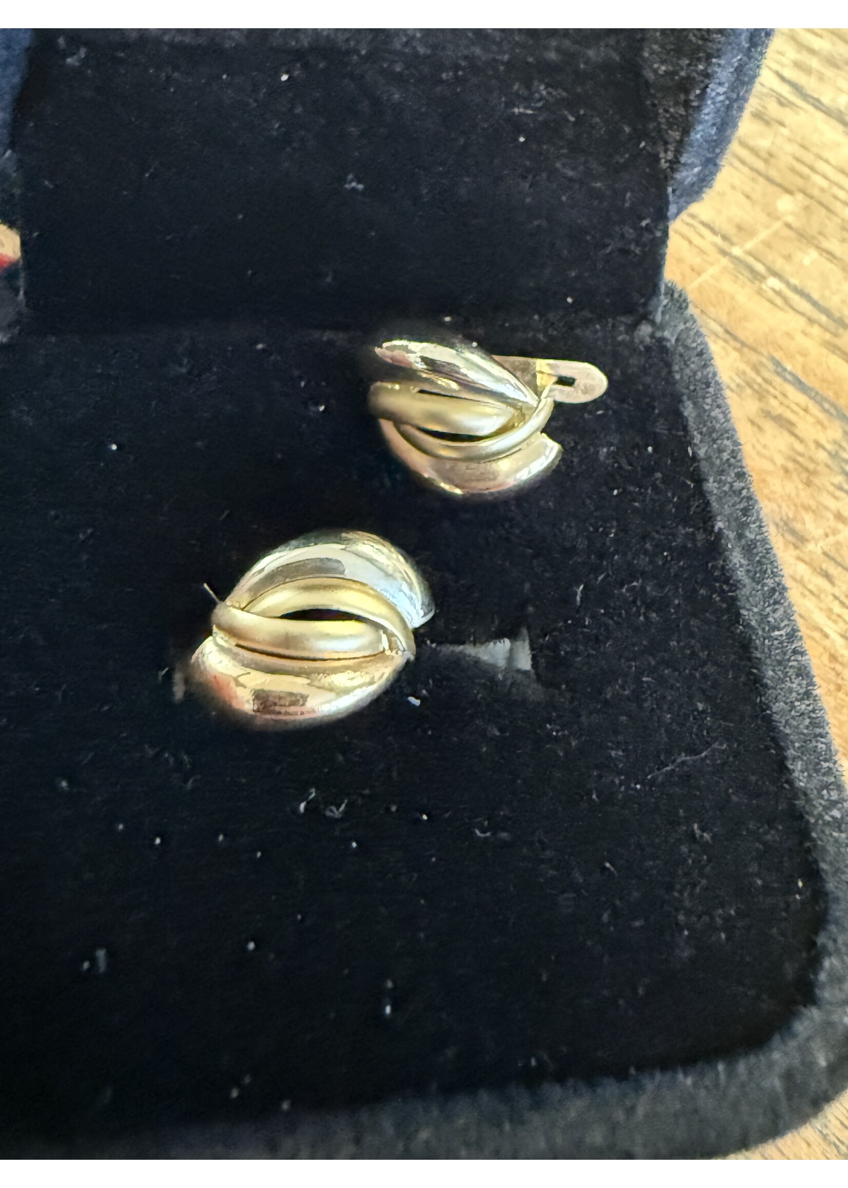 Vintage & Occasion Geelgouden oorknoppen 14 k schelp model