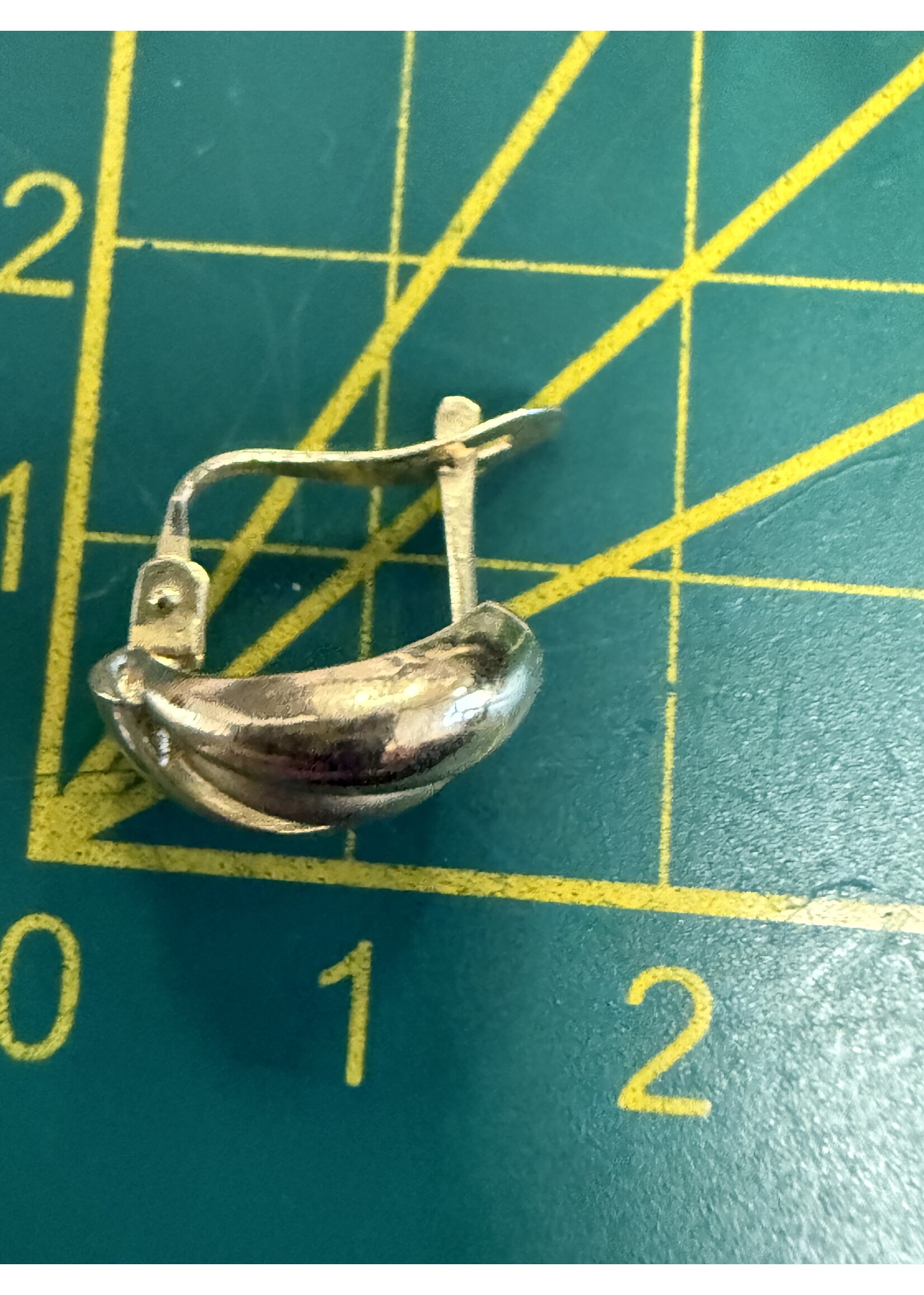 Vintage & Occasion Geelgouden oorknoppen 14 k schelp model