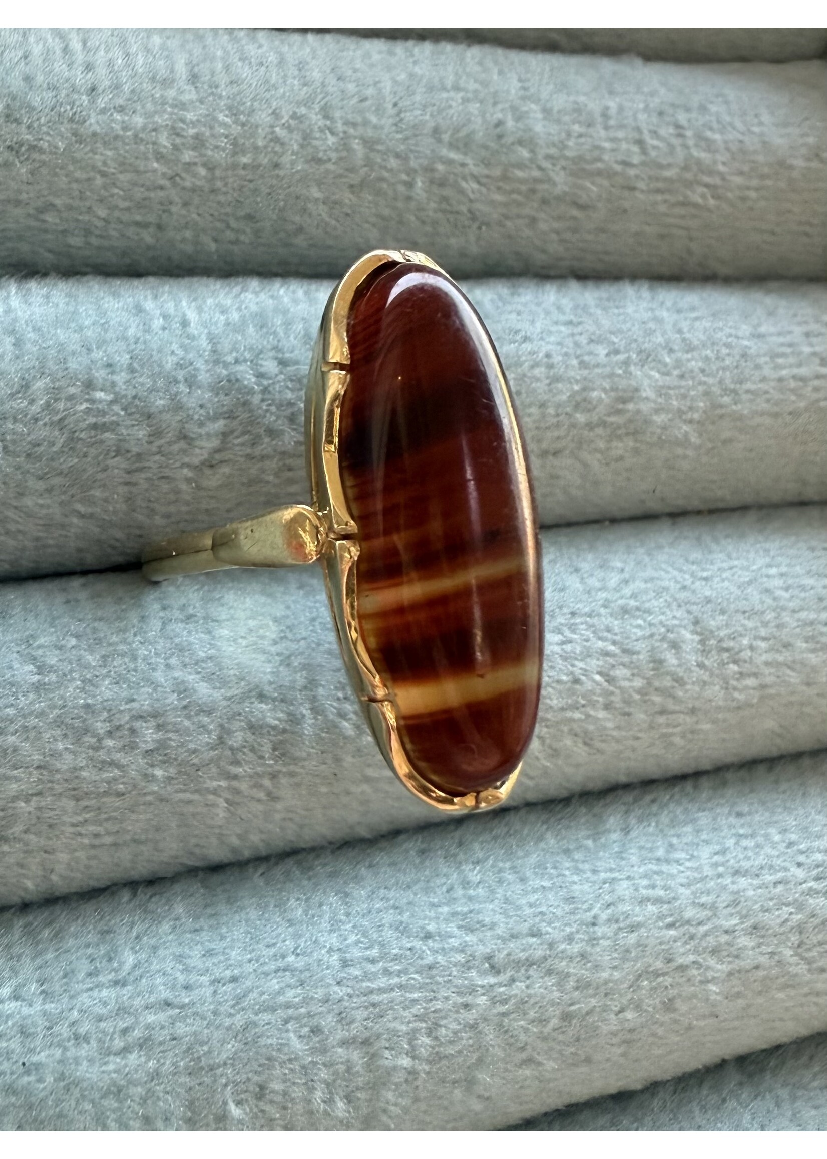 Vintage & Occasion Occasion gouden ring met ovale gestreepte agaat steen