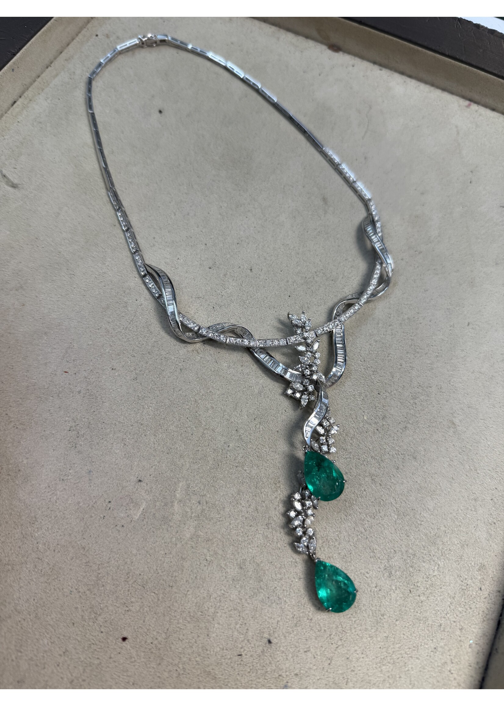 Vintage & Occasion Witgouden collier met diamant en smaragd