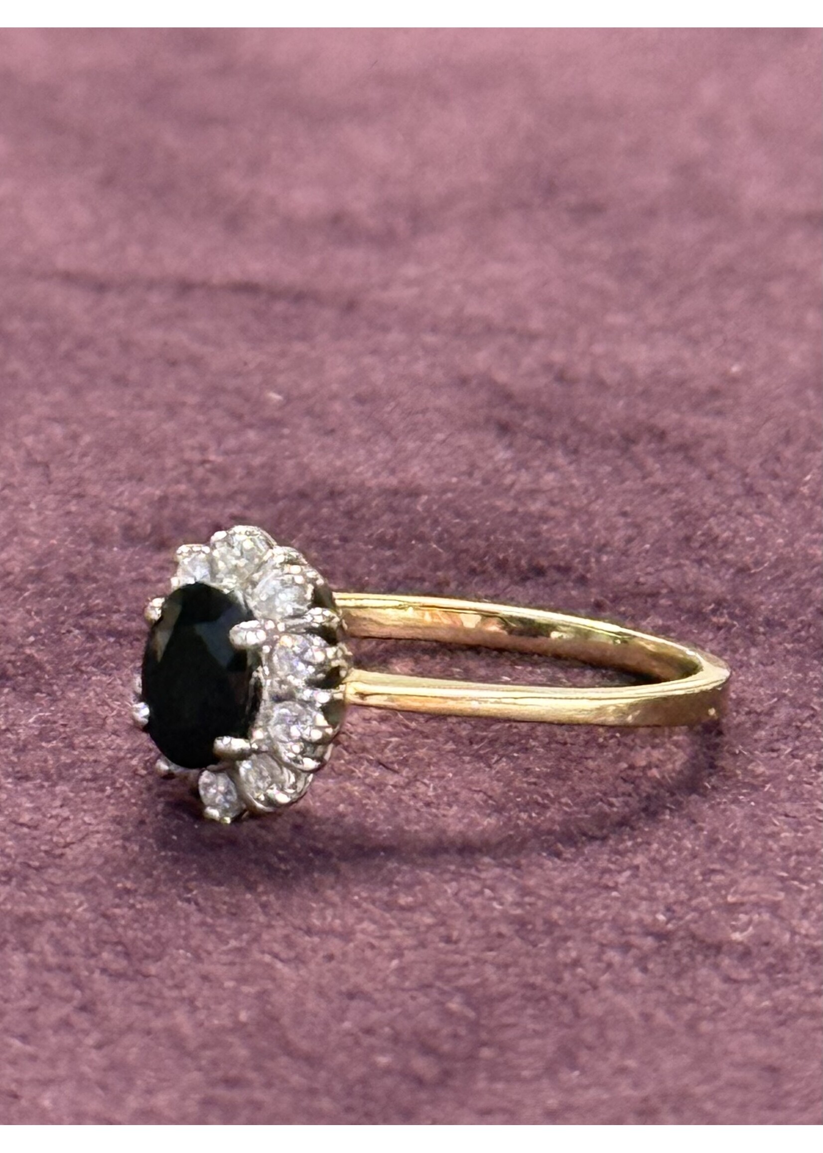 Vintage & Occasion Geelgouden ring met briljant en saffier - maat 18