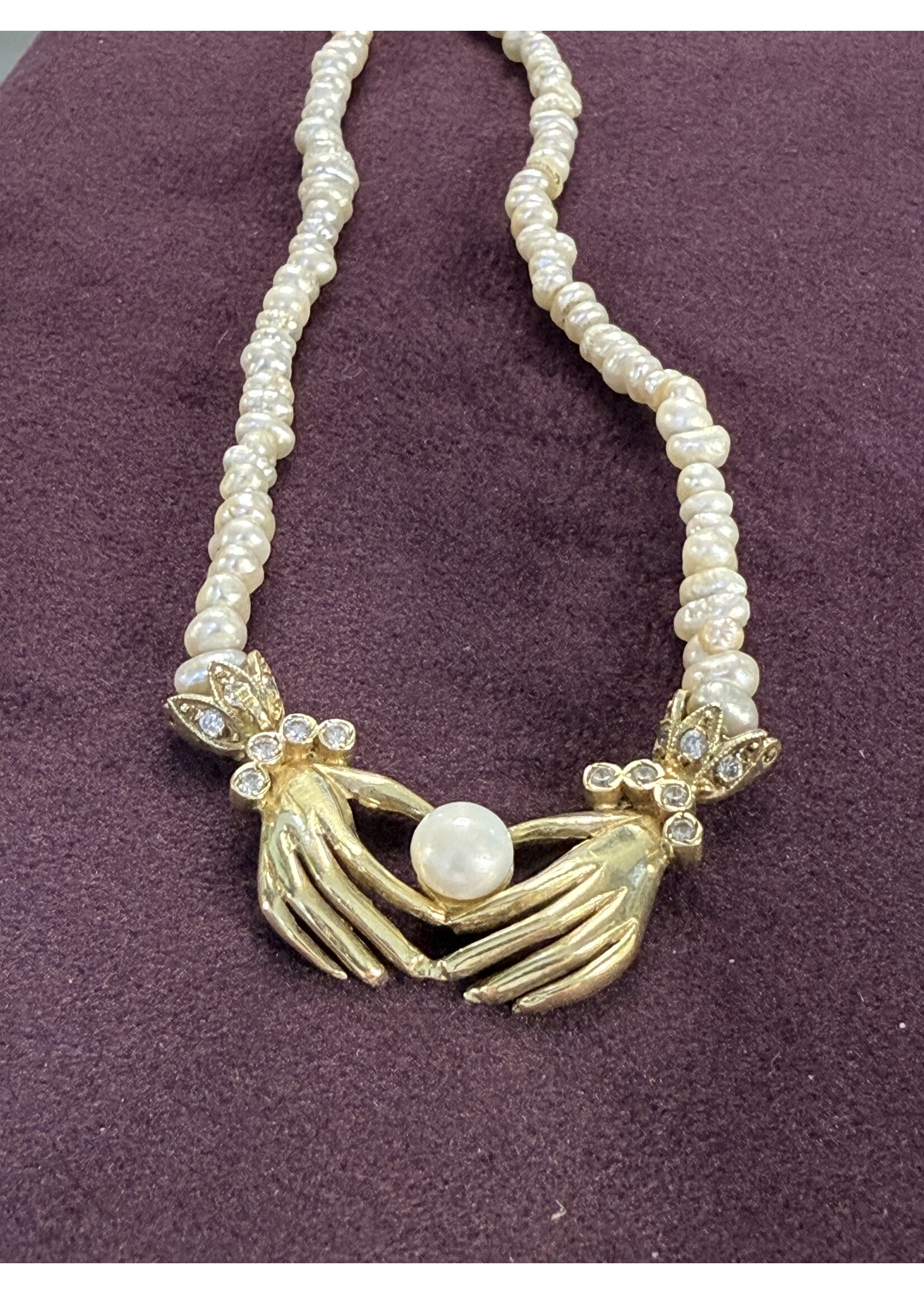 Vintage & Occasion Parelcollier met gouden sluiting met handjes