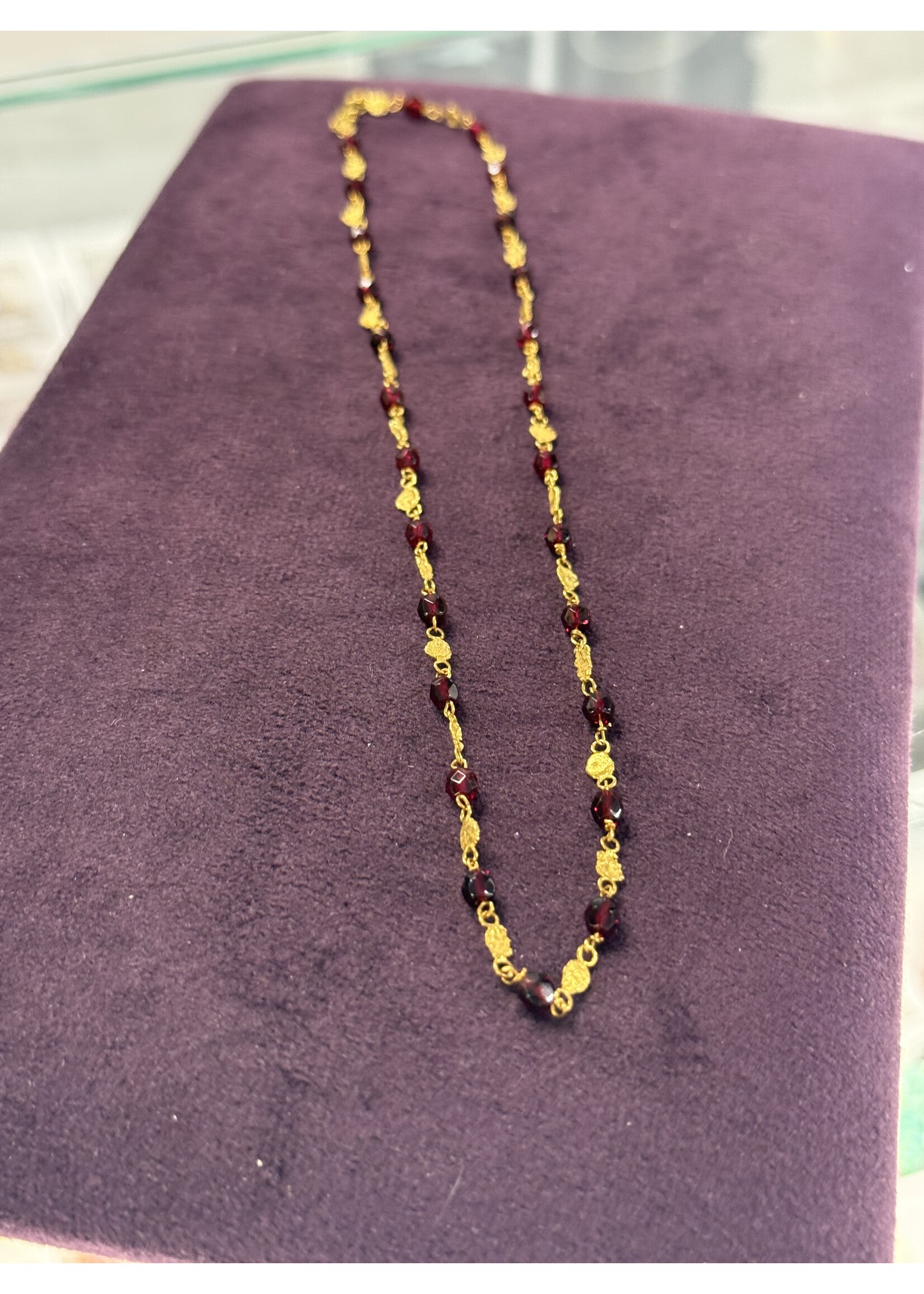 Vintage & Occasion Surinaamse ketting met rode facet kralen 42cm
