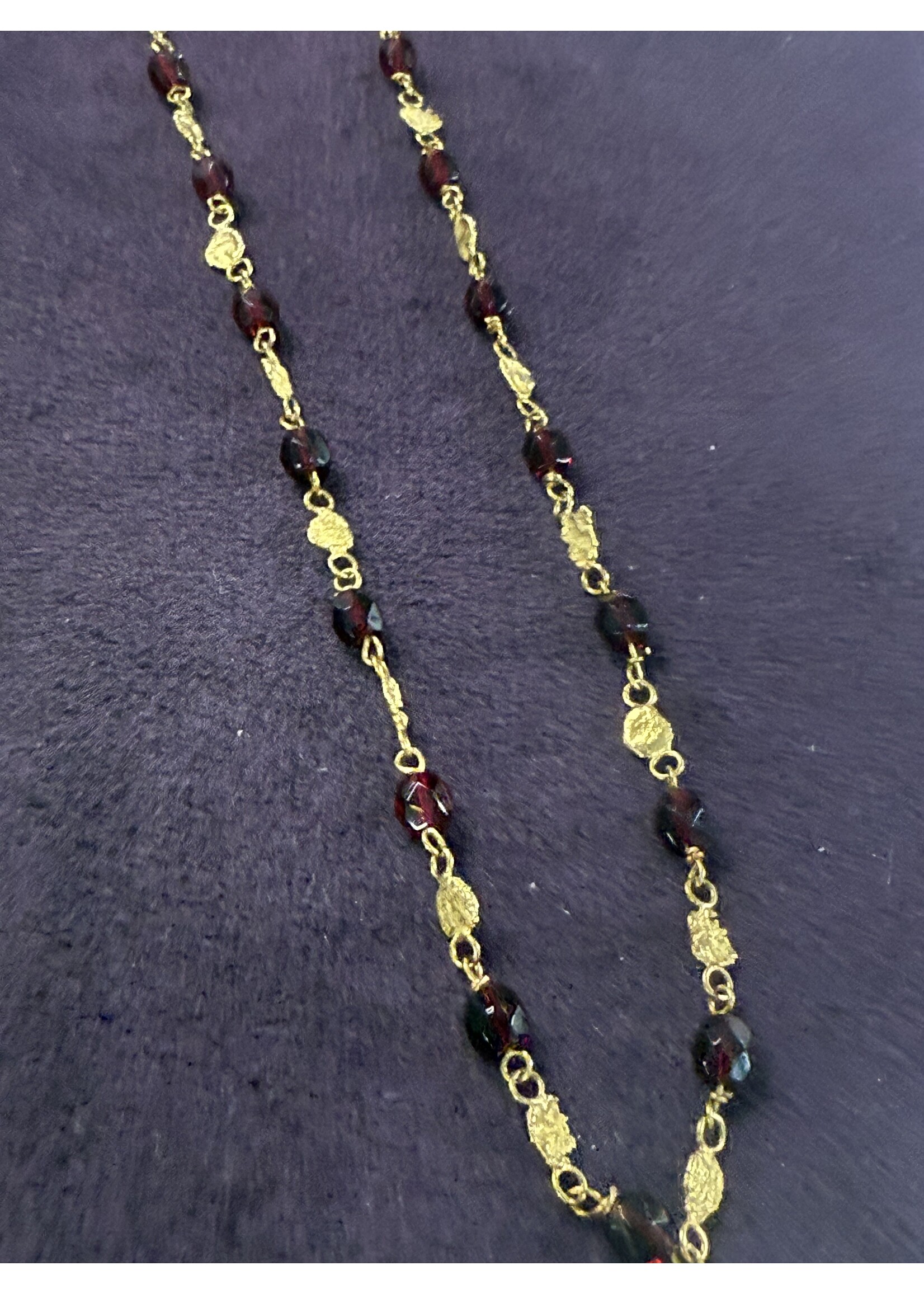 Vintage & Occasion Surinaamse ketting met rode facet kralen 42cm