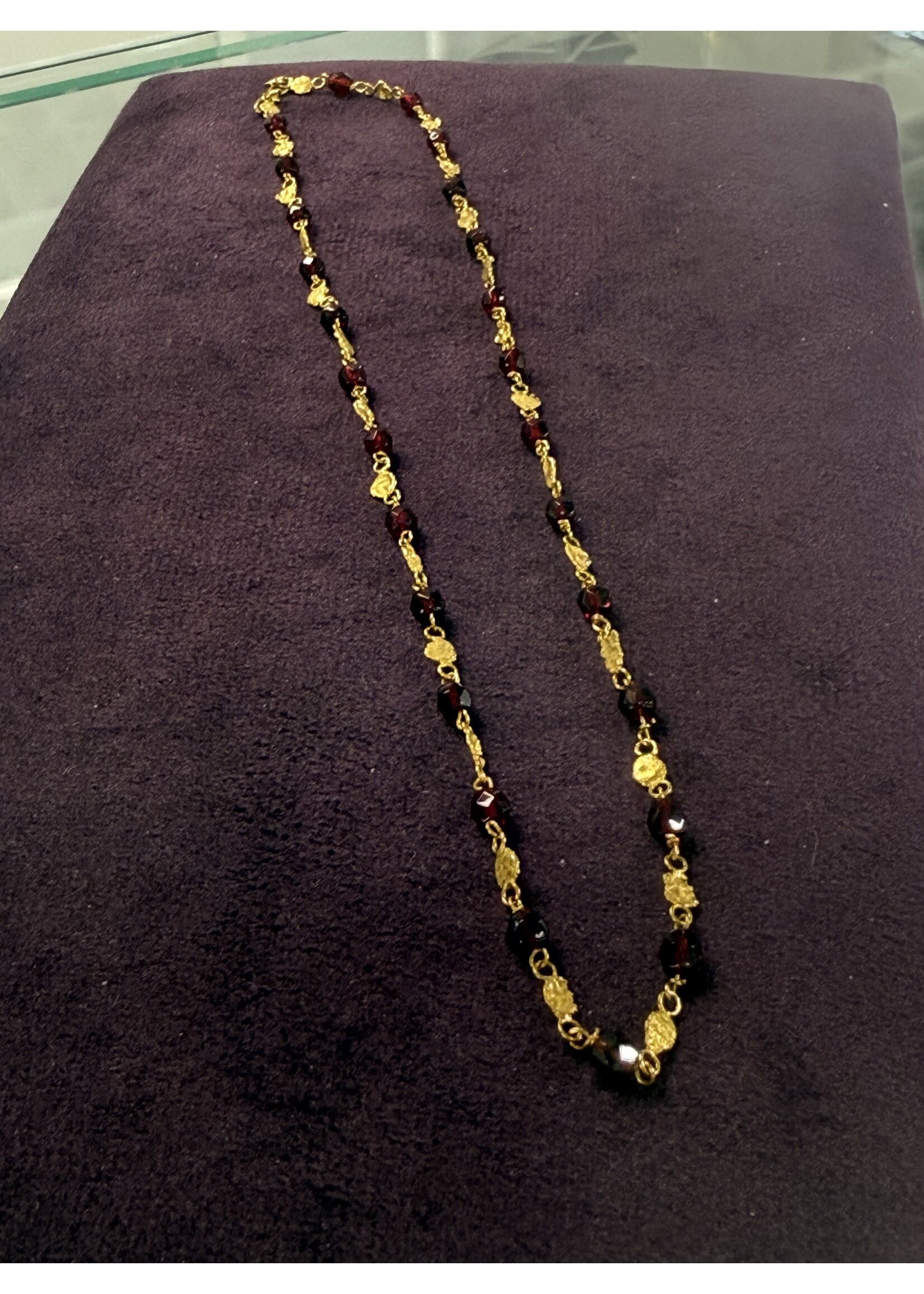 Vintage & Occasion Surinaamse ketting met rode facet kralen 42cm
