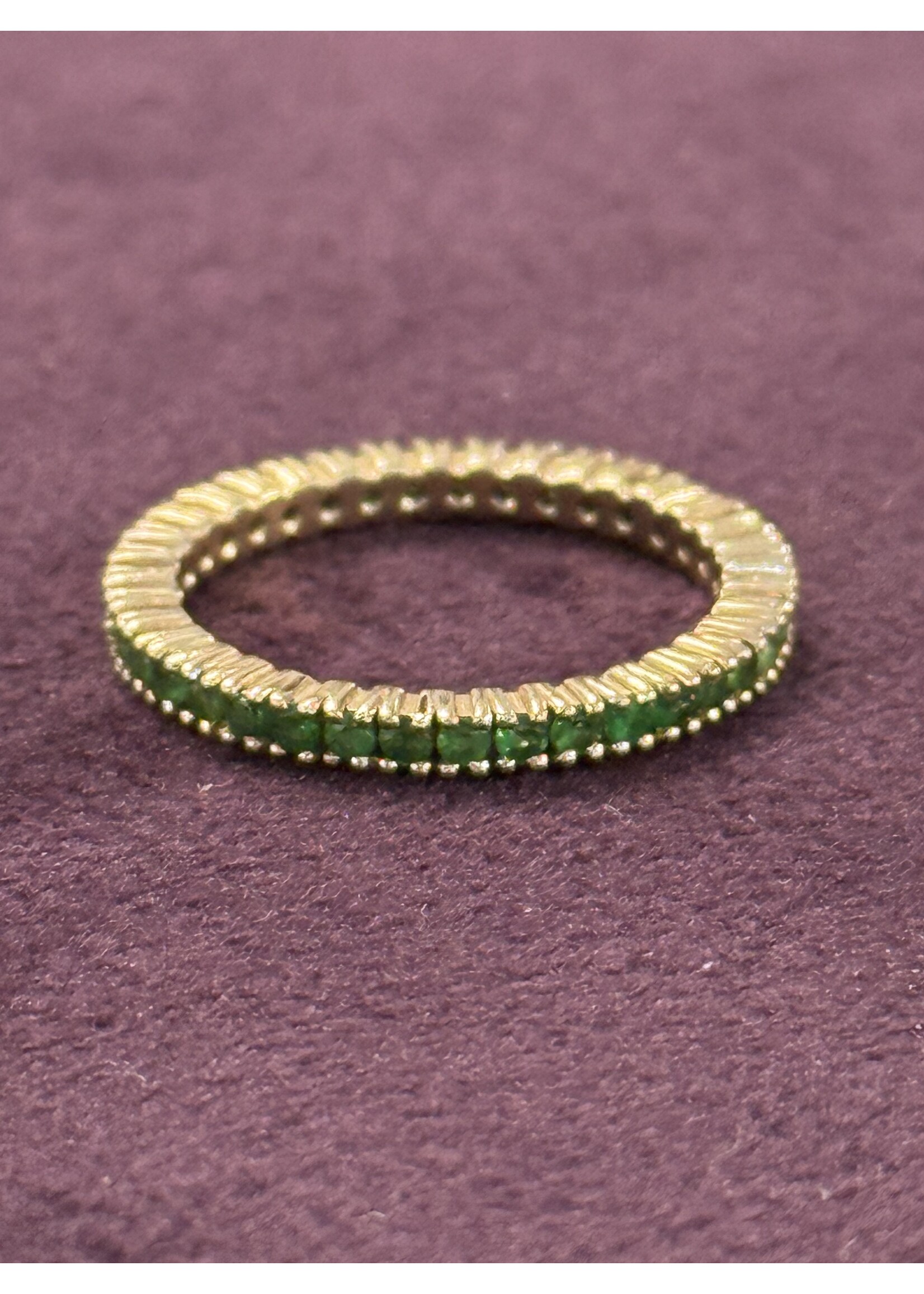 Vintage & Occasion Geelgouden 14 k alliance ring met smaragd - maat 17.25
