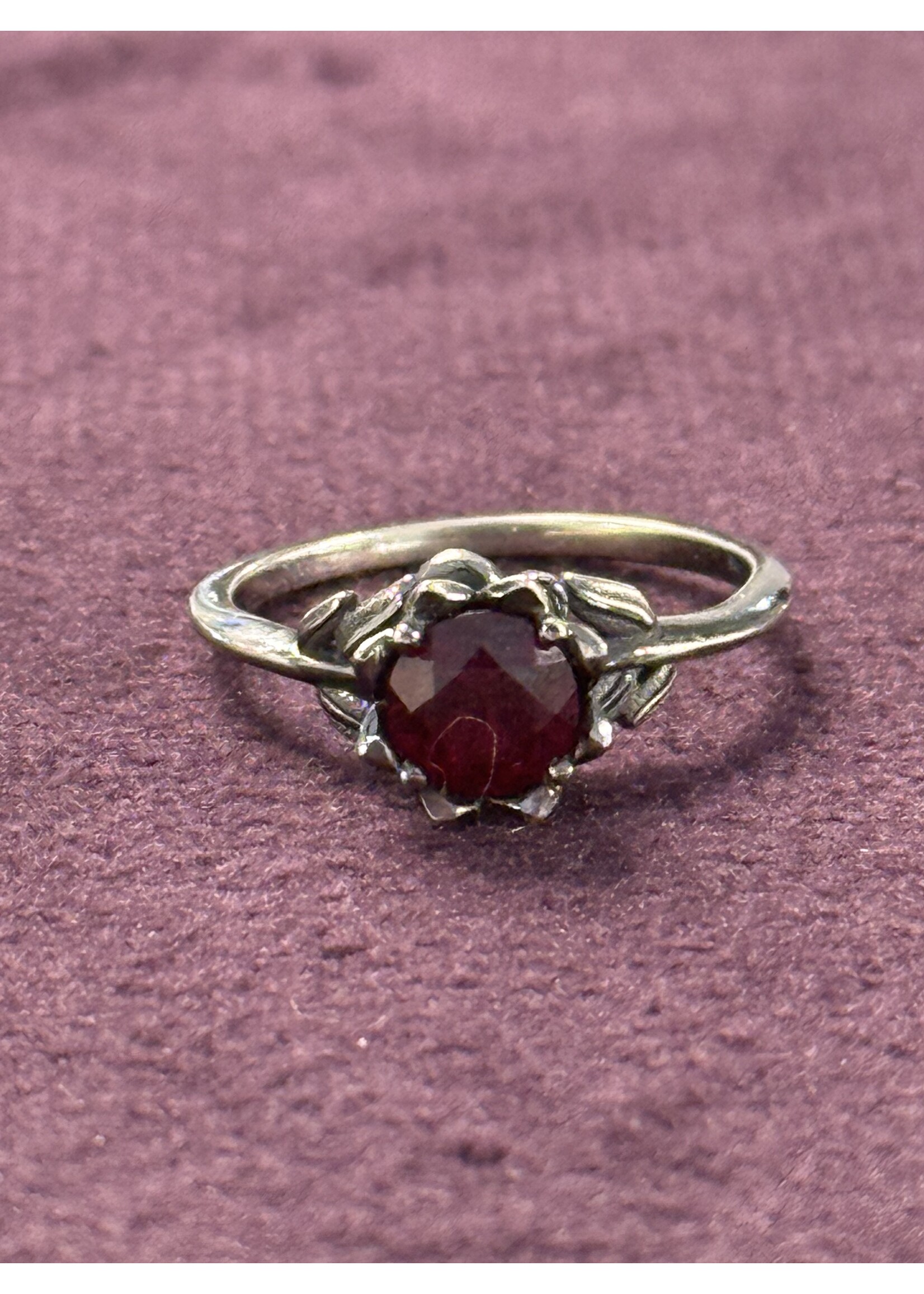 Vintage & Occasion Witgouden ring met rode steen - Vidar jewellery - maat 16.75