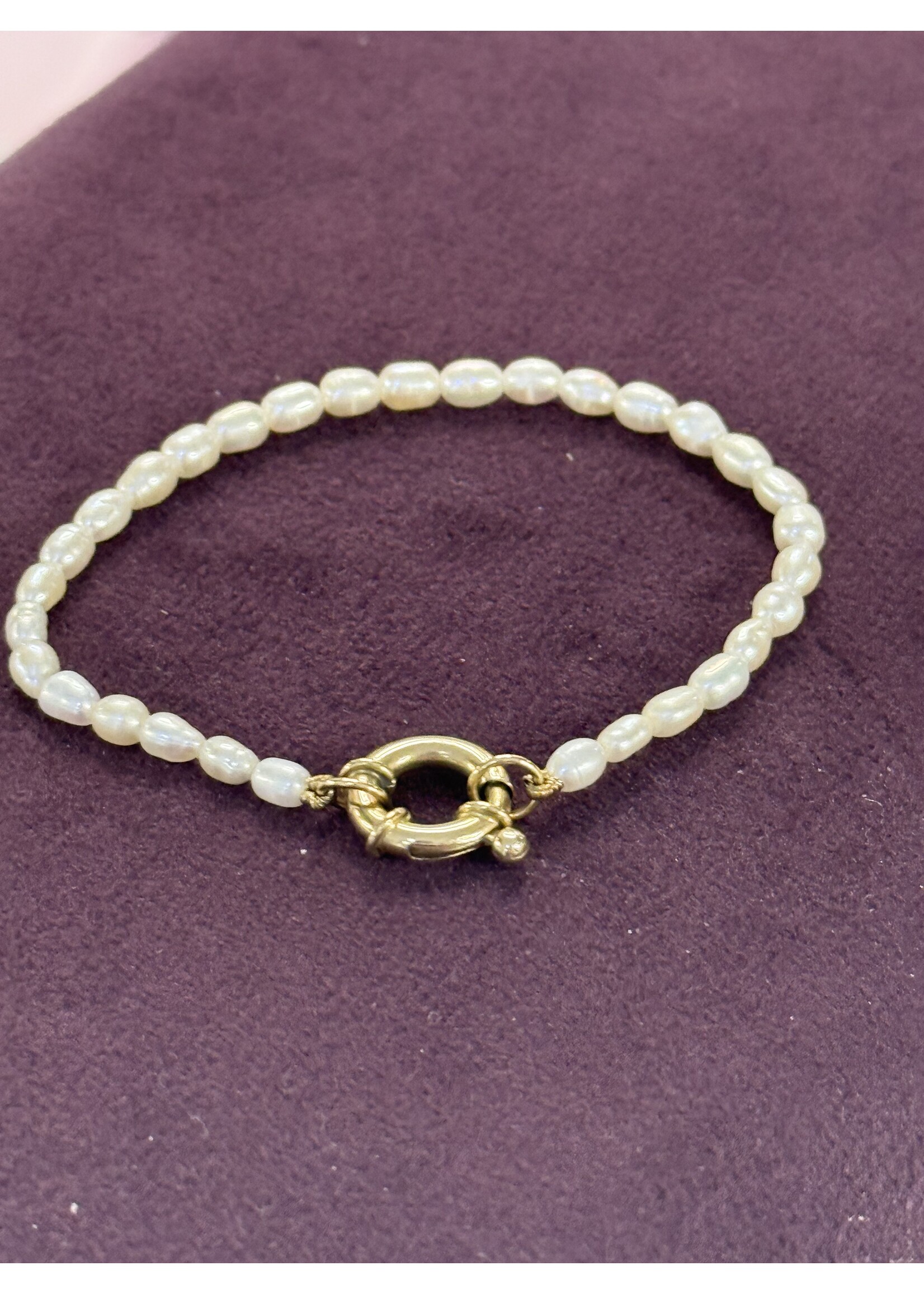 Vintage & Occasion Zoetwaterparel armband met gouden veersluiting