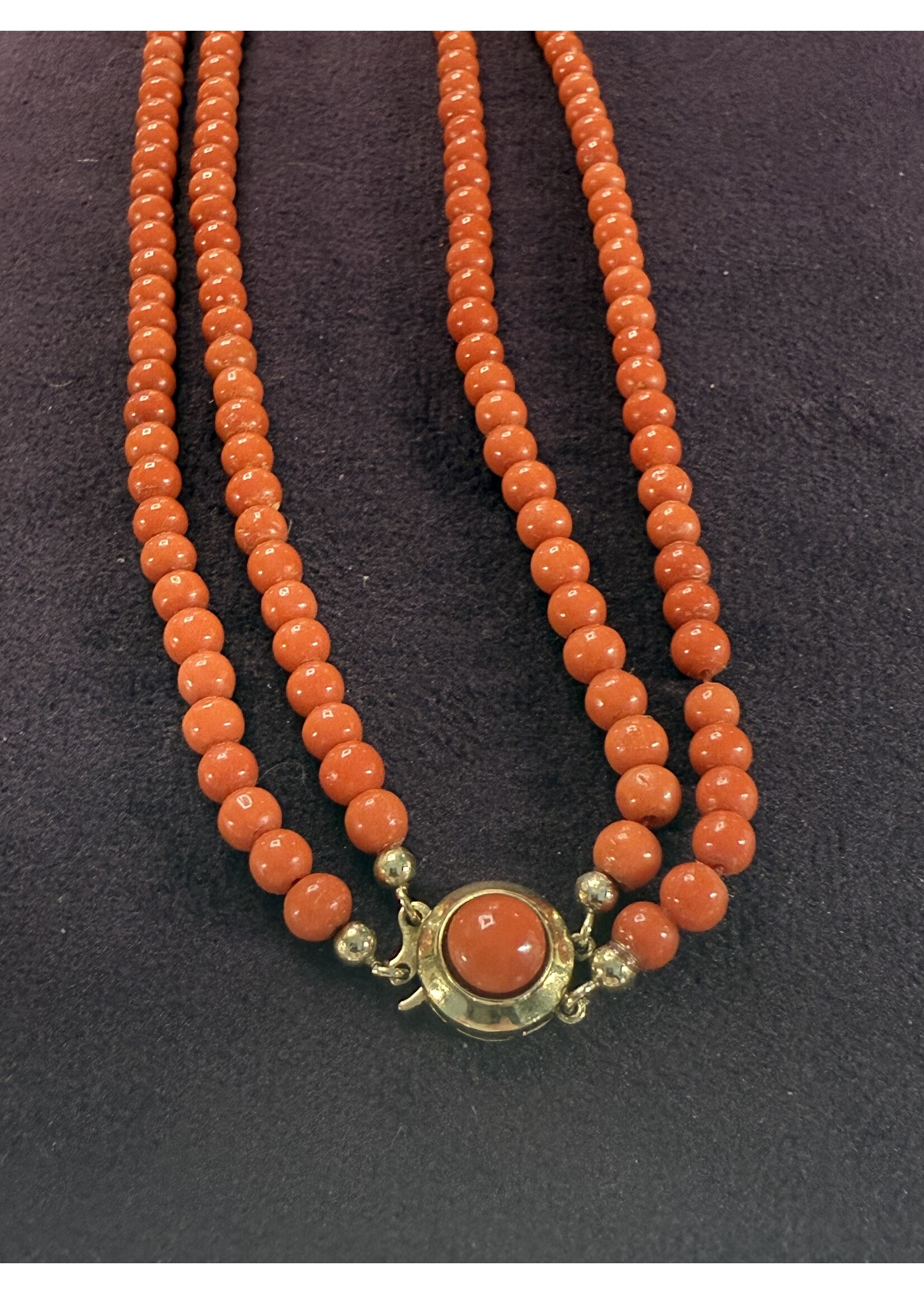 Vintage & Occasion 2 Snoerig occasion collier met ronde koraal en gouden sluiting - lengte 80 cm