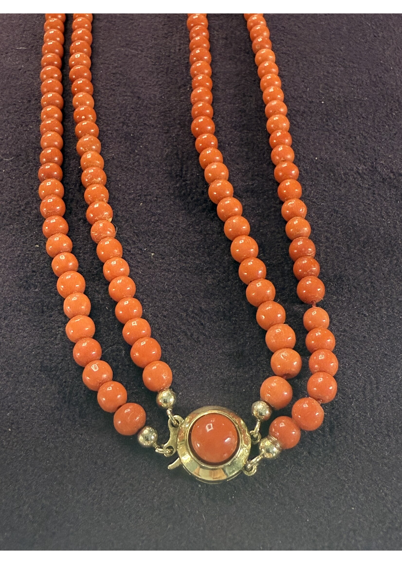 Vintage & Occasion 2 Snoerig occasion collier met ronde koraal en gouden sluiting - lengte 80 cm