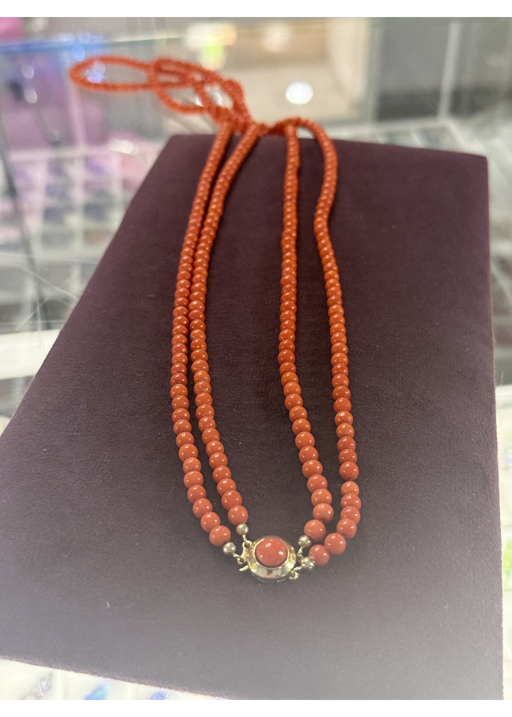 Vintage & Occasion 2 Snoerig occasion collier met ronde koraal en gouden sluiting - lengte 80 cm