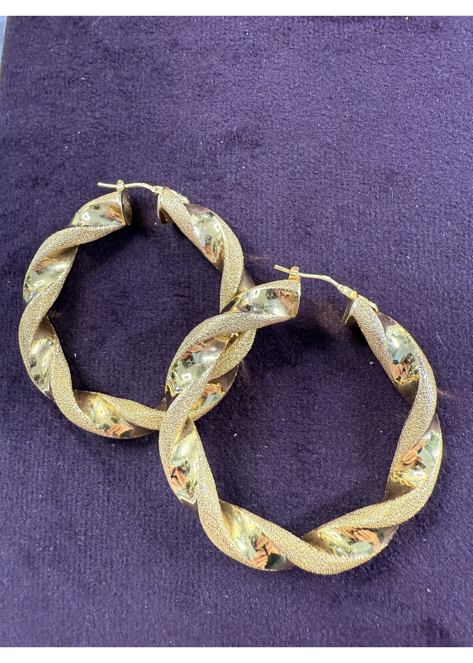 Vintage & Occasion Geelgouden 18k  grote wokkel oorbellen