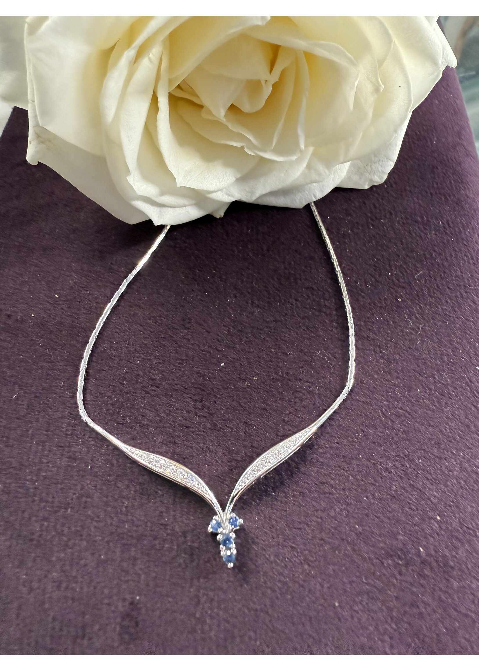 Vintage & Occasion Witgouden vintage collier met saffier en briljant  - lengte 50 cm