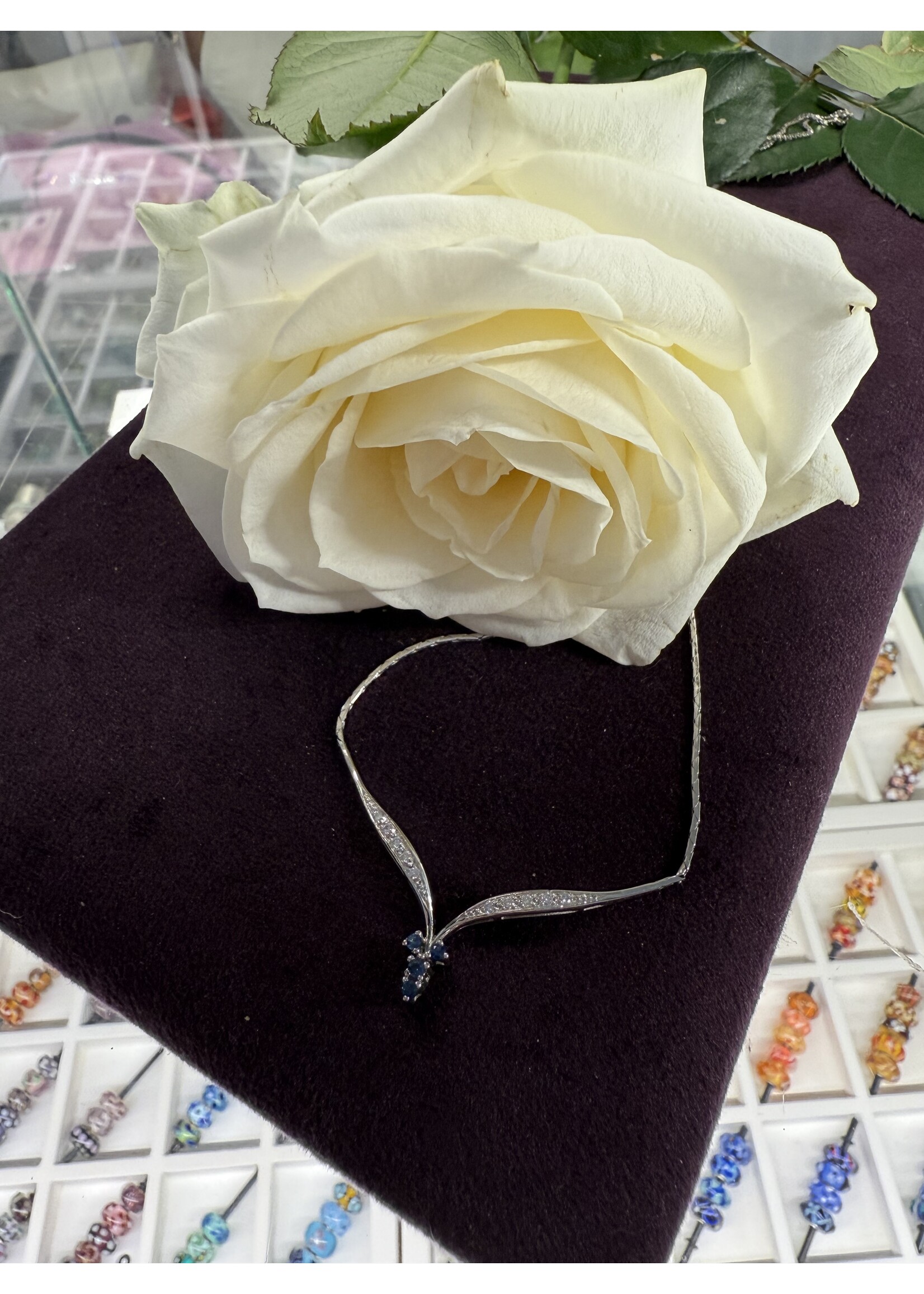 Vintage & Occasion Witgouden vintage collier met saffier en briljant  - lengte 50 cm