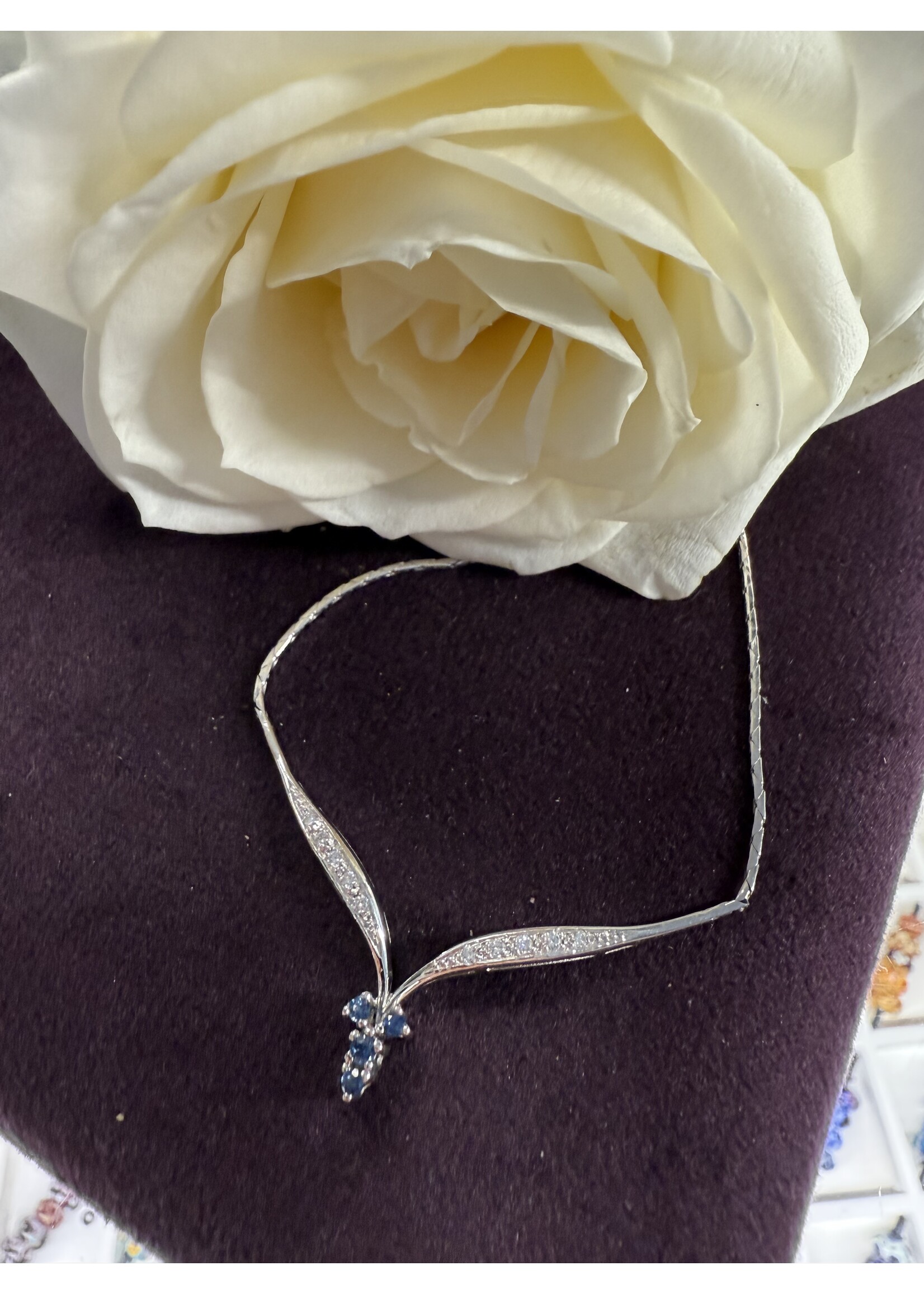 Vintage & Occasion Witgouden vintage collier met saffier en briljant  - lengte 50 cm