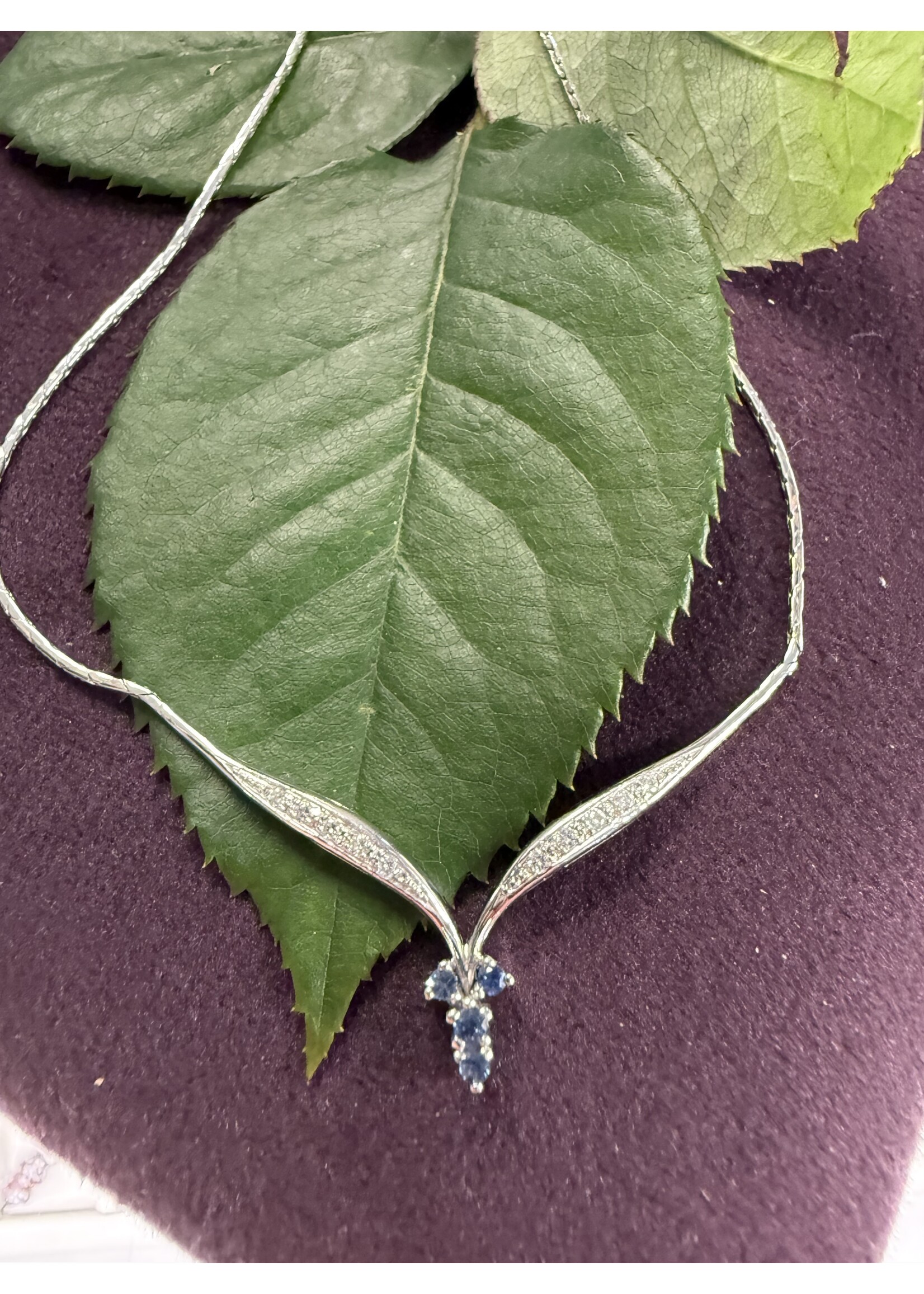 Vintage & Occasion Witgouden vintage collier met saffier en briljant  - lengte 50 cm