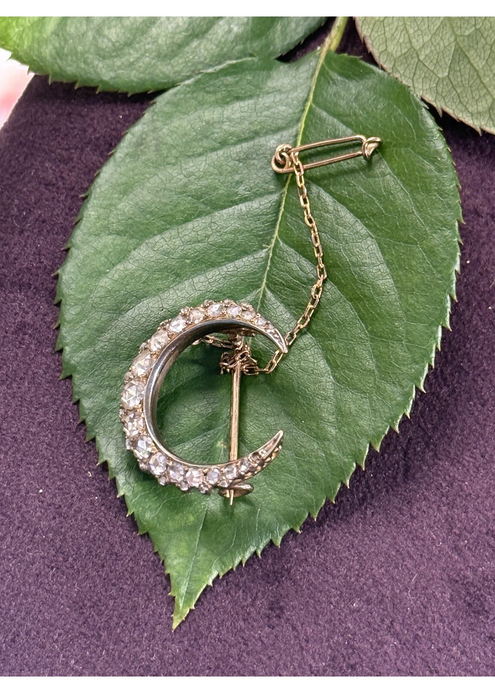 Vintage & Occasion Gouden broche  maan met roos diamant