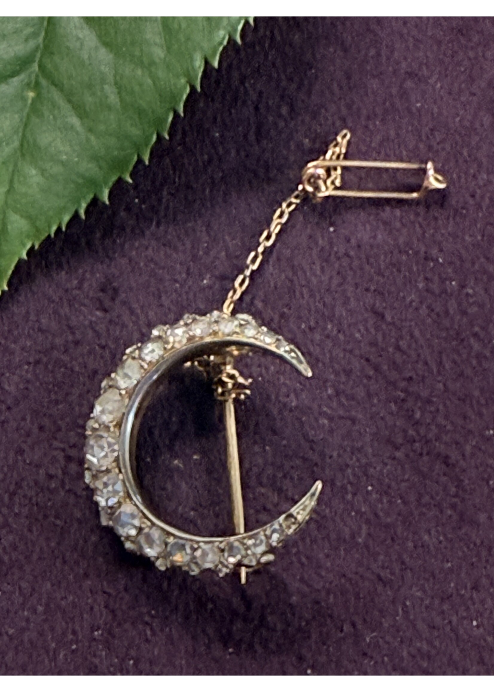 Vintage & Occasion Gouden broche  maan met roos diamant