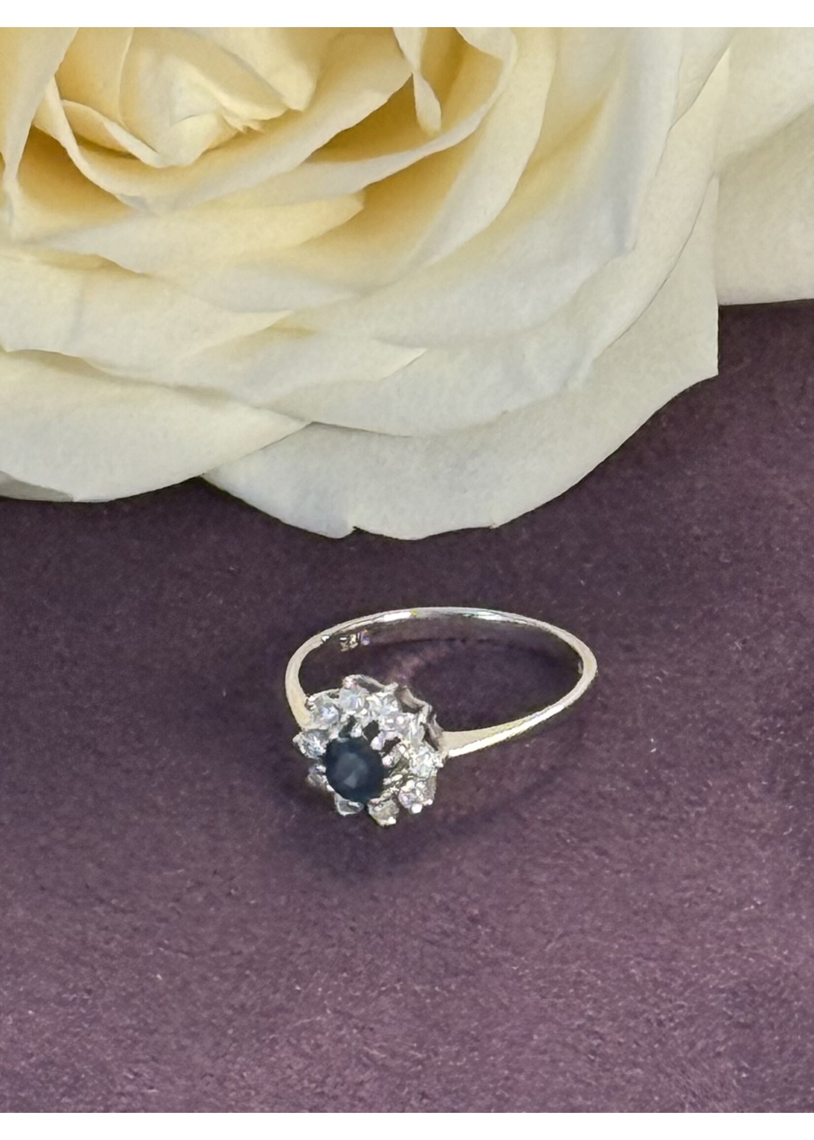 Vintage & Occasion Witgouden ring met saffier en briljant - maat 17.75