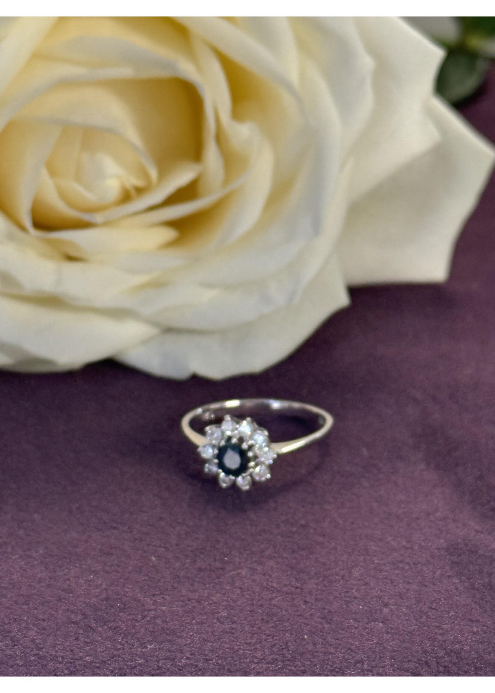 Vintage & Occasion Witgouden ring met saffier en briljant - maat 17.75