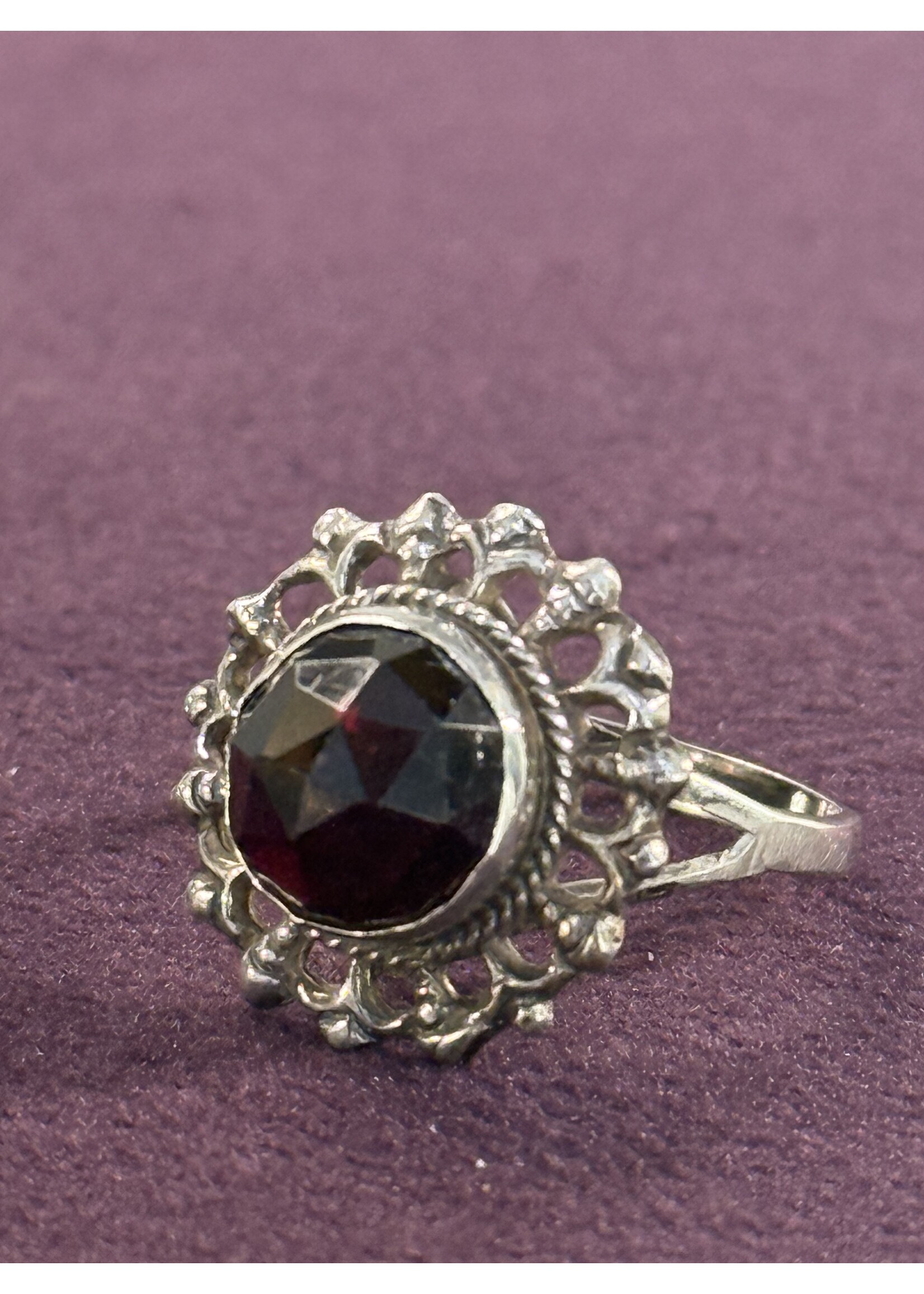 Vintage & Occasion Zilveren ring met facet geslepen granaat - maat 18