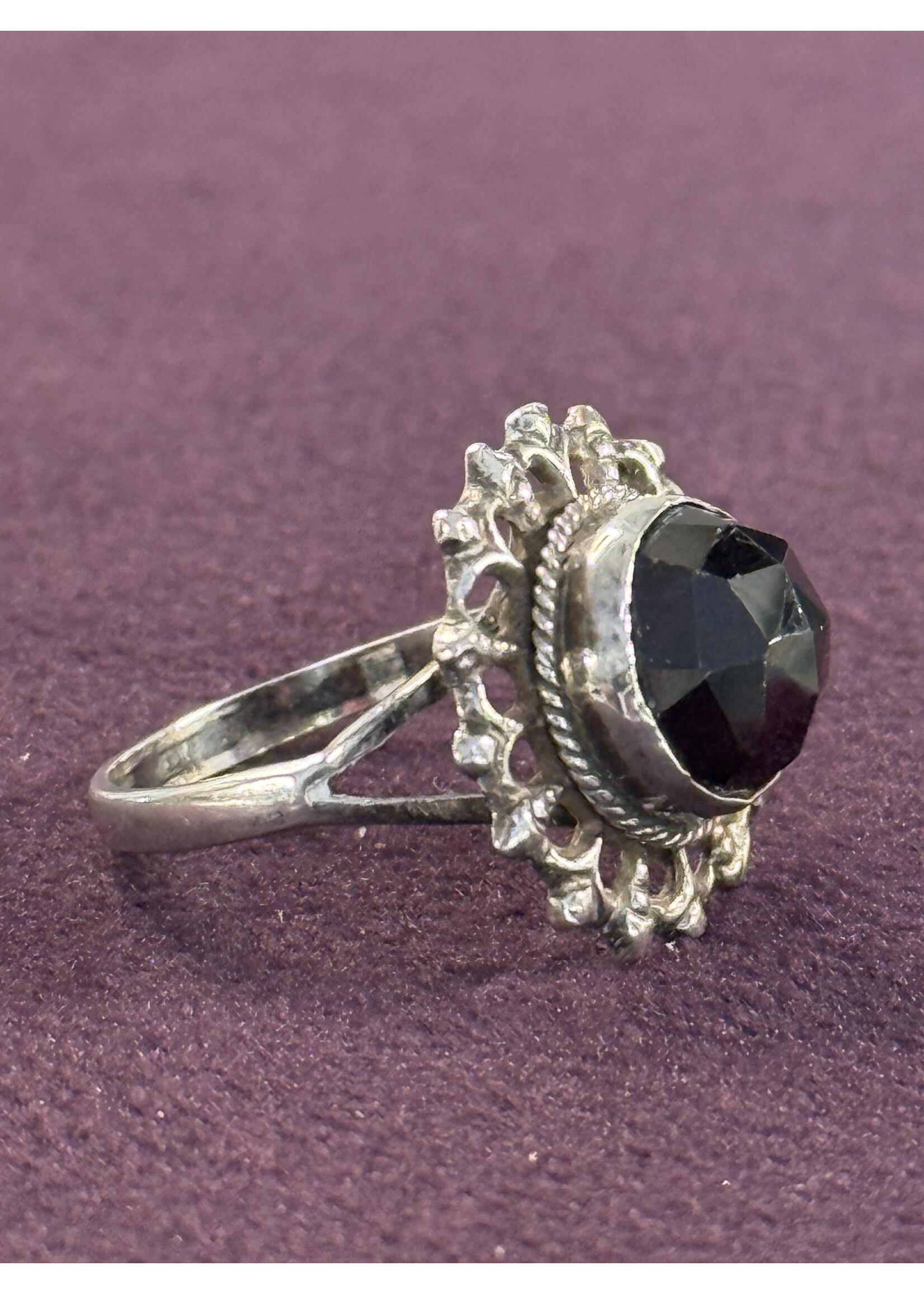 Vintage & Occasion Zilveren ring met facet geslepen granaat - maat 18