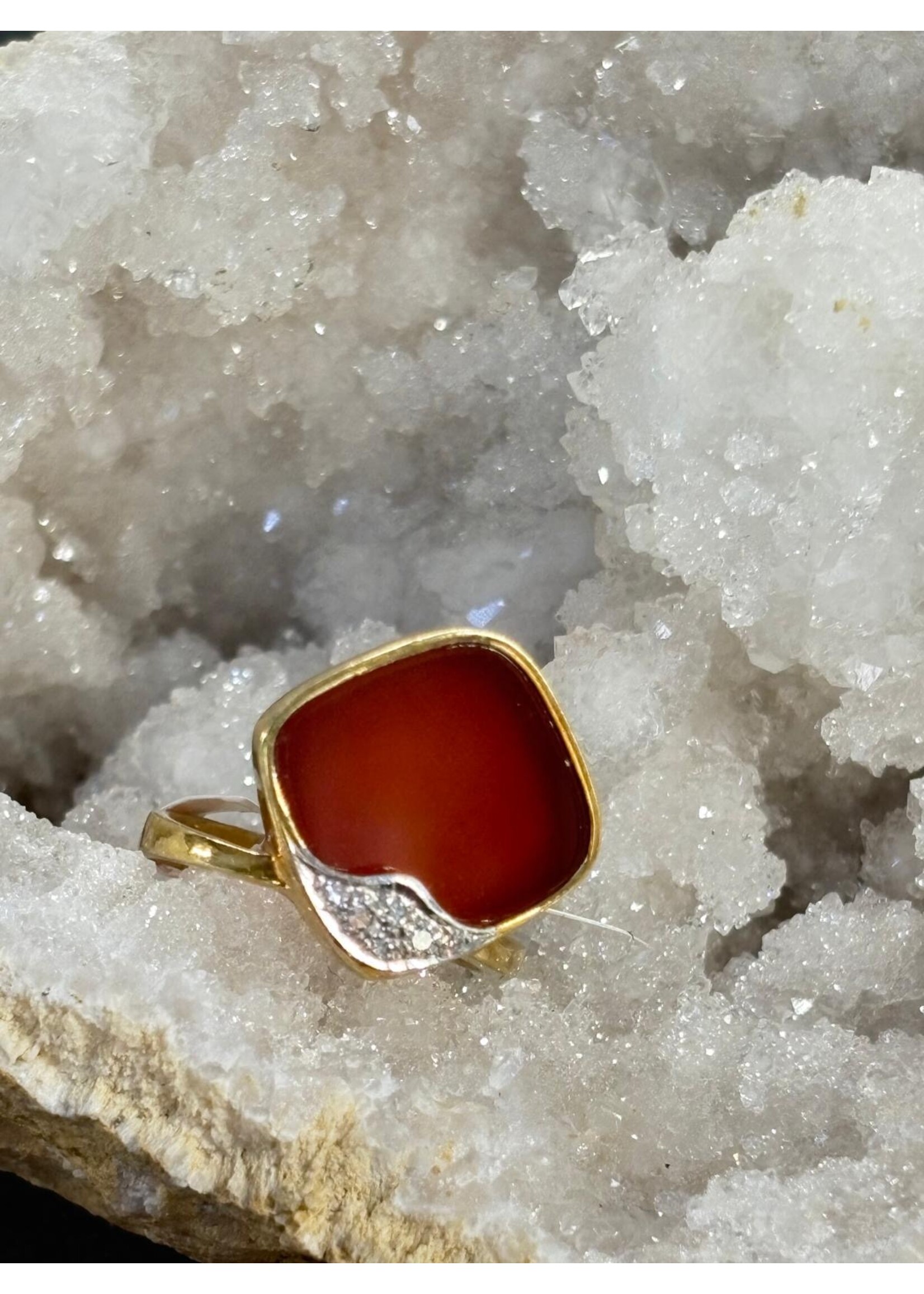 Vintage & Occasion Vintage & Occasion gouden Art-Design ring met carneool en diamantjes - maat 17.25