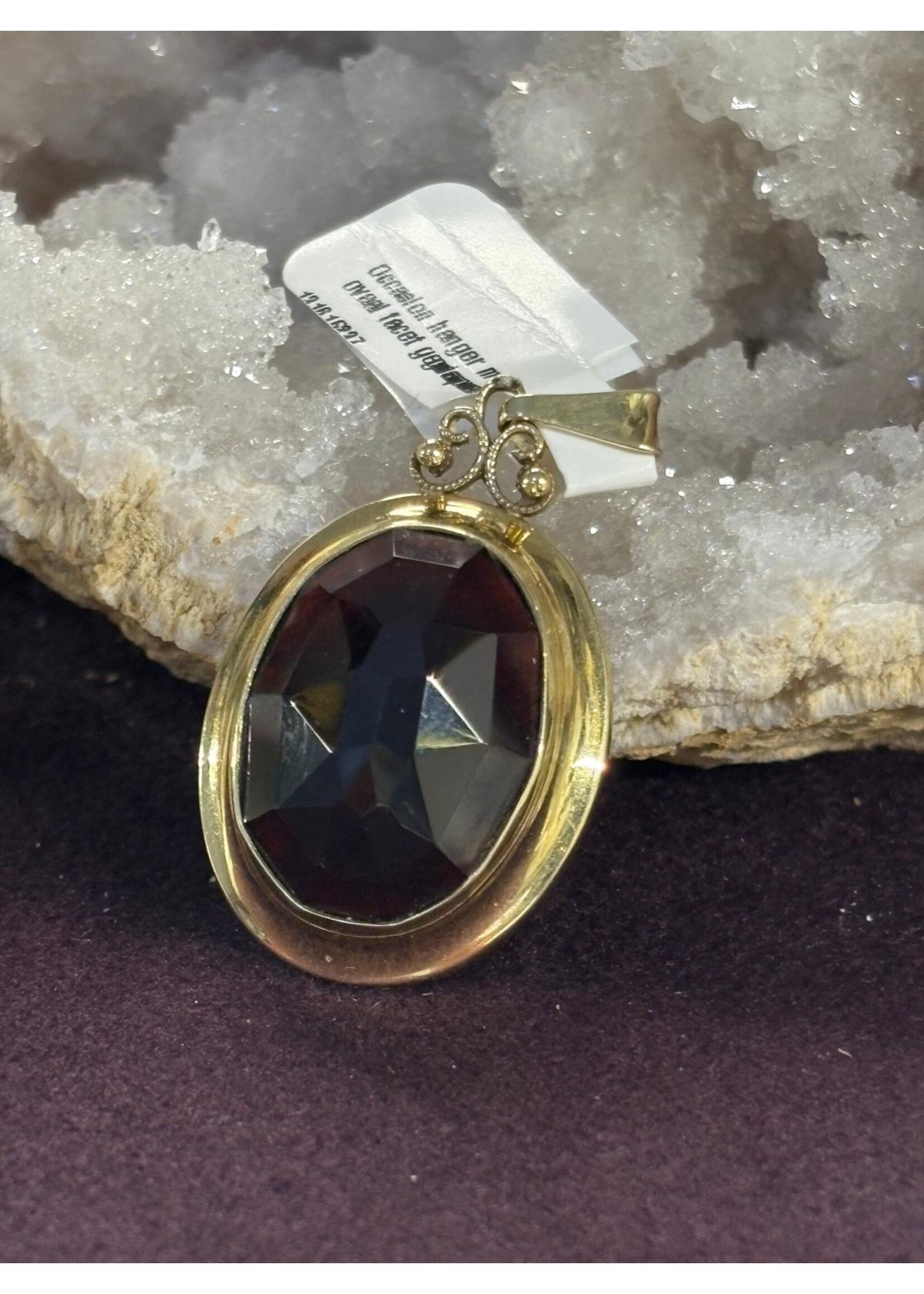 Vintage & Occasion Occasion hanger 14 karaat goud  met ovaal facet geslepen granaat