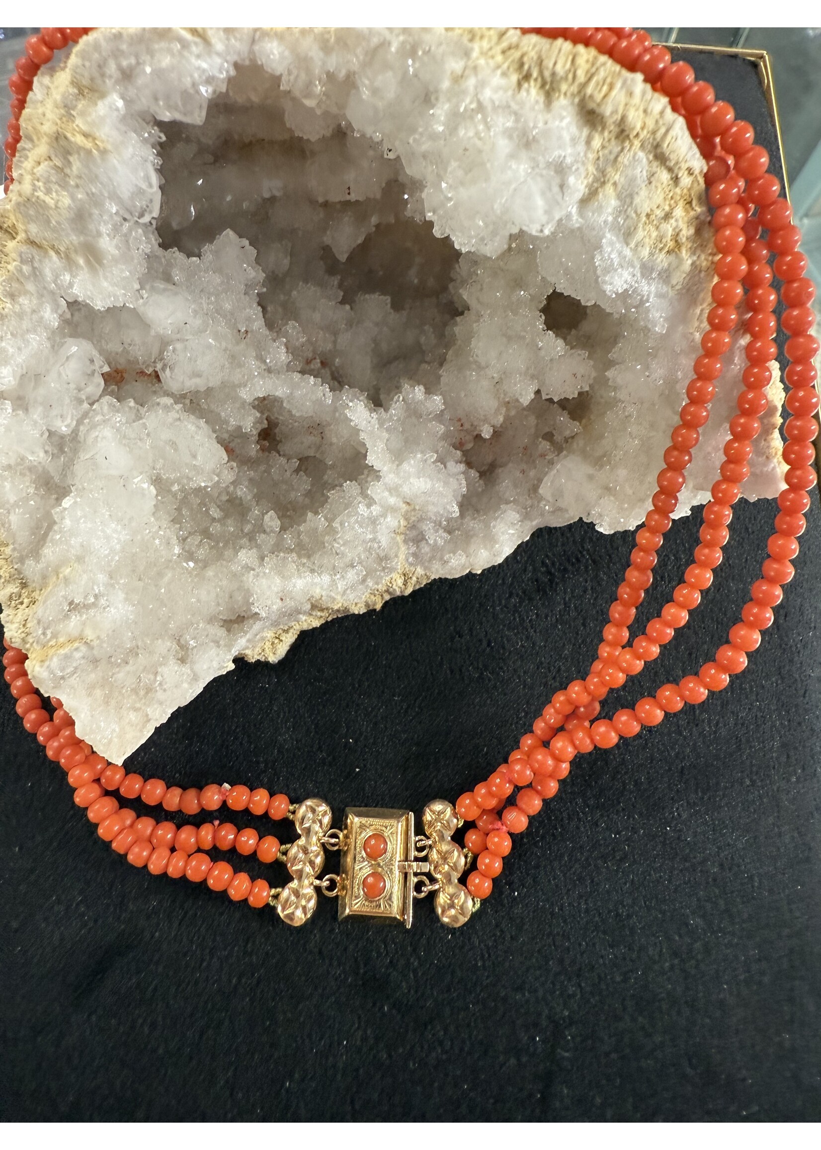 Vintage & Occasion Geelgouden collier met bloedkoraal