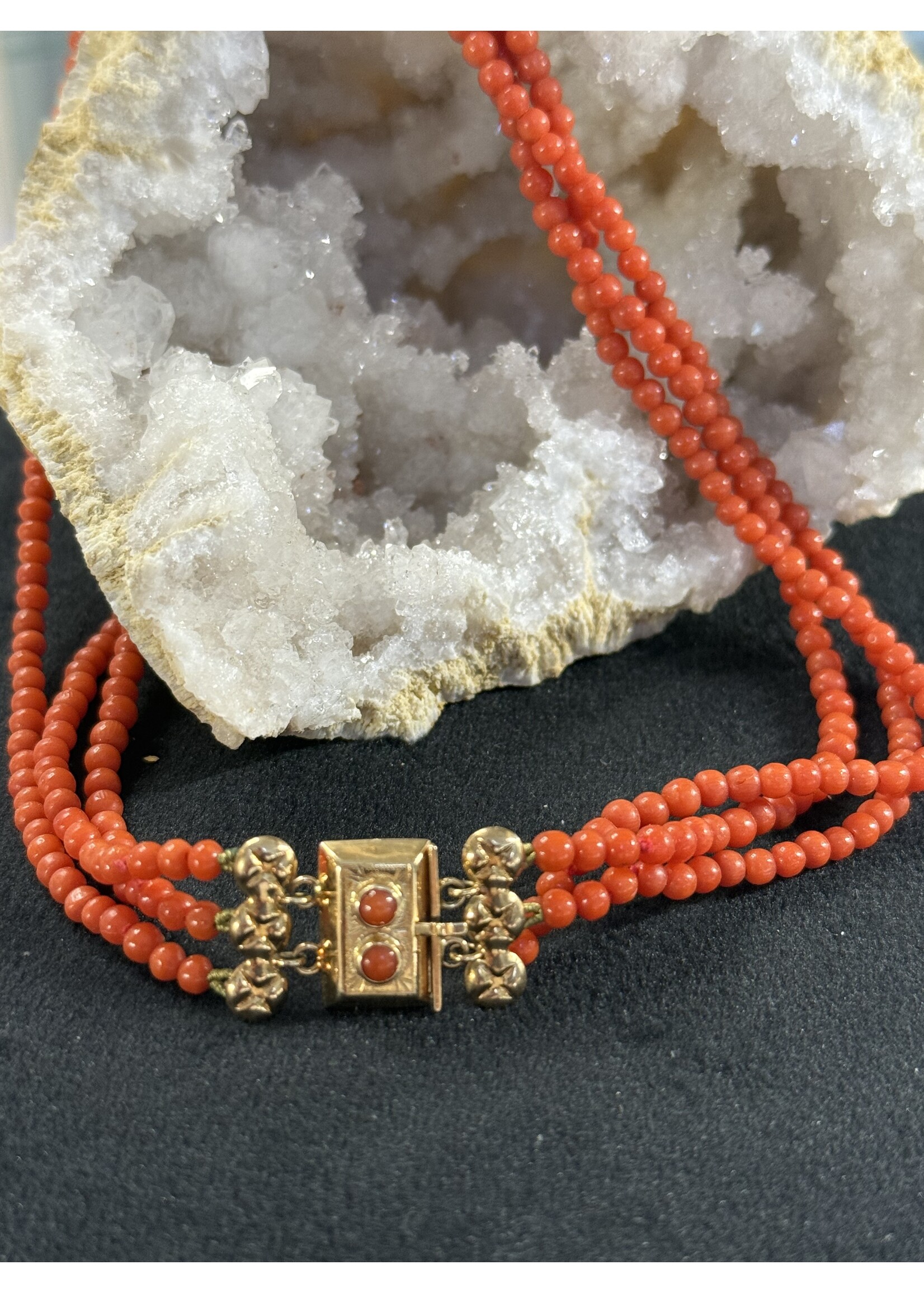 Vintage & Occasion Geelgouden collier met bloedkoraal