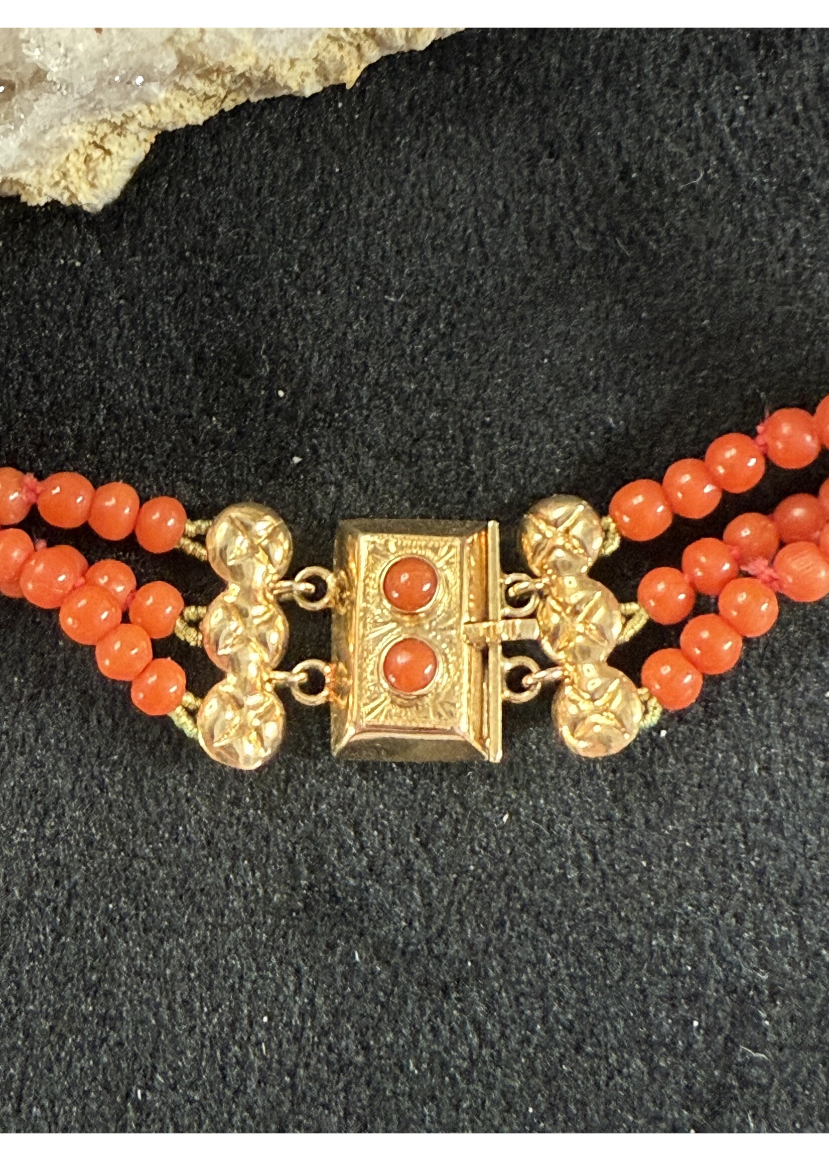 Vintage & Occasion Geelgouden collier met bloedkoraal