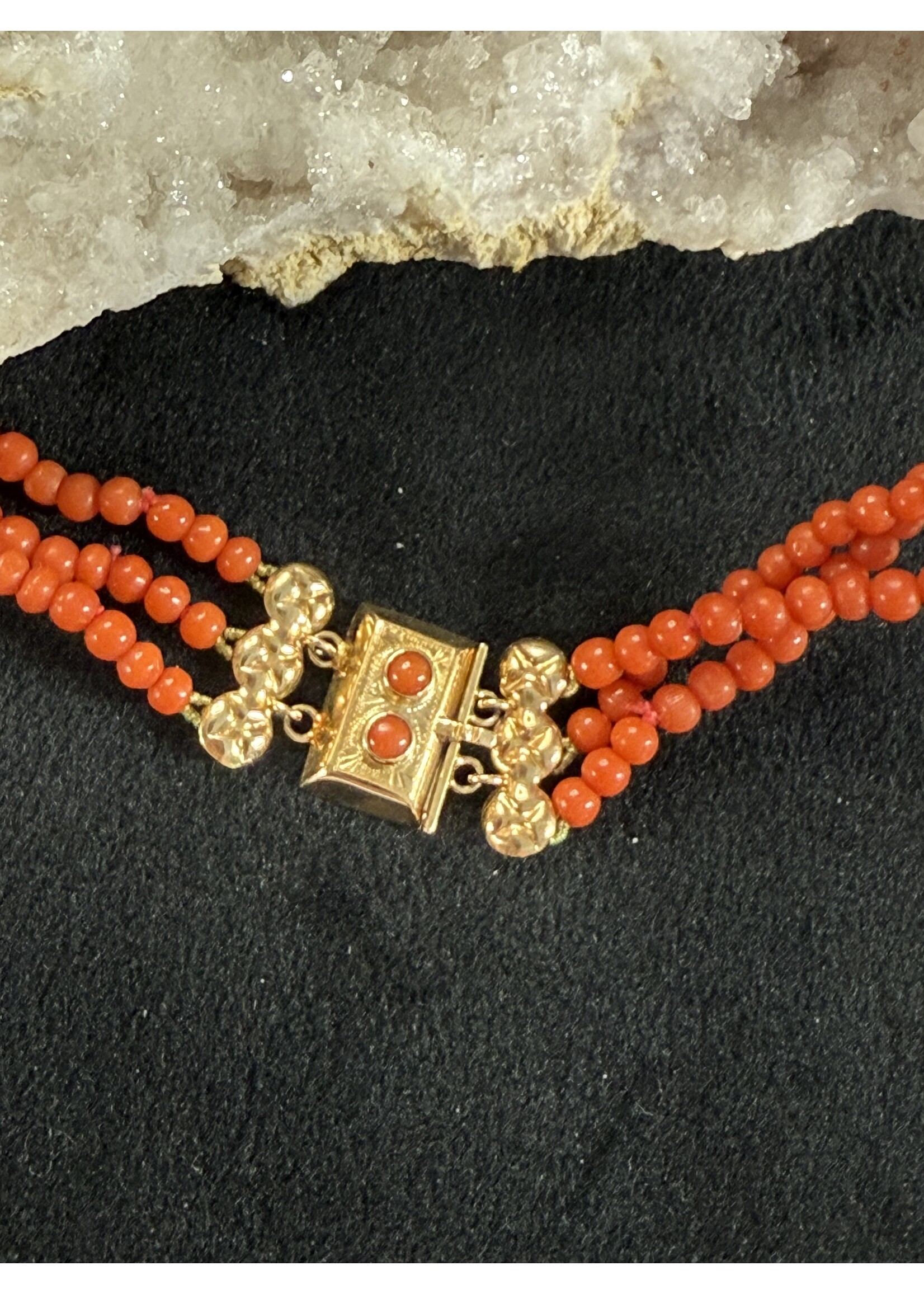 Vintage & Occasion Geelgouden collier met bloedkoraal