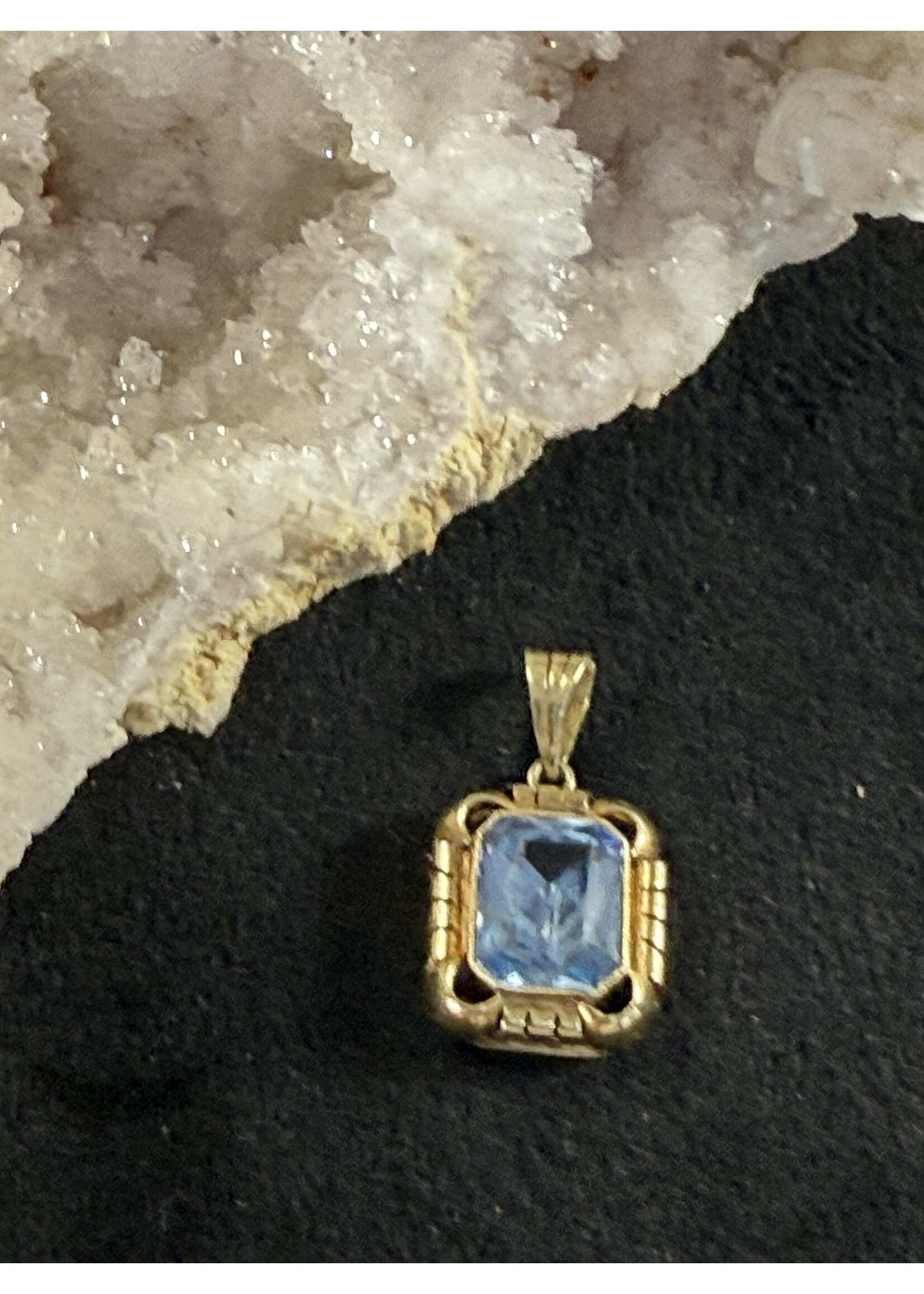 Vintage & Occasion Geelgouden hanger met blauwe topaas