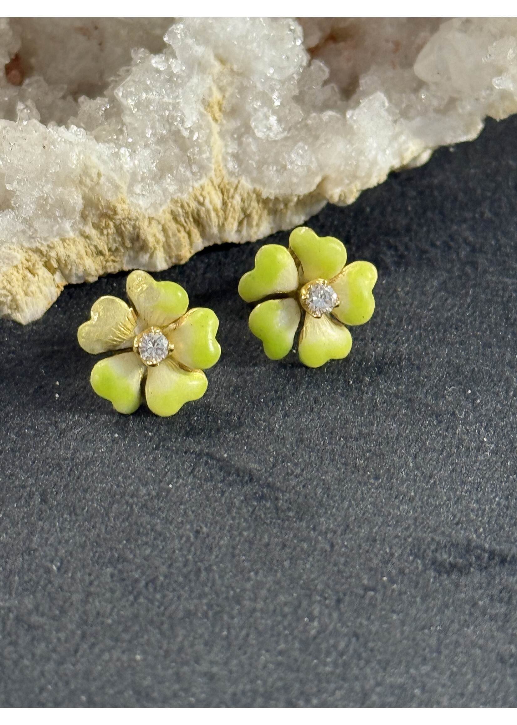 Vintage & Occasion Geelgouden 18k groene emaille bloem oorbellen met briljant