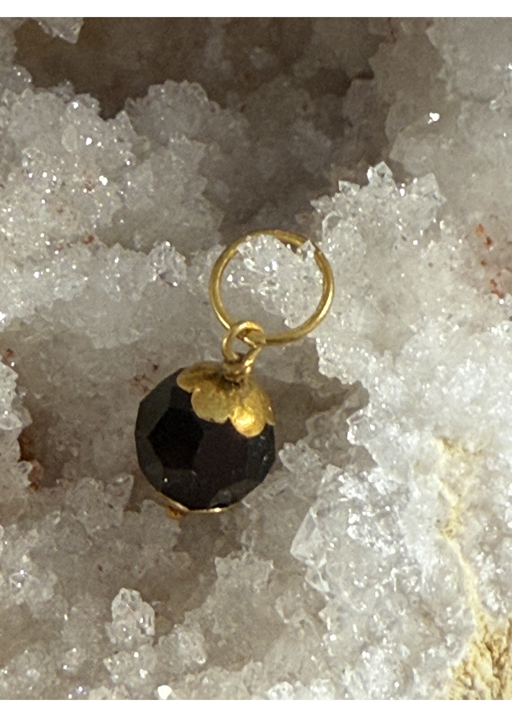 Vintage & Occasion Geelgouden Surinaamse gelukskraal orgi eye zwart