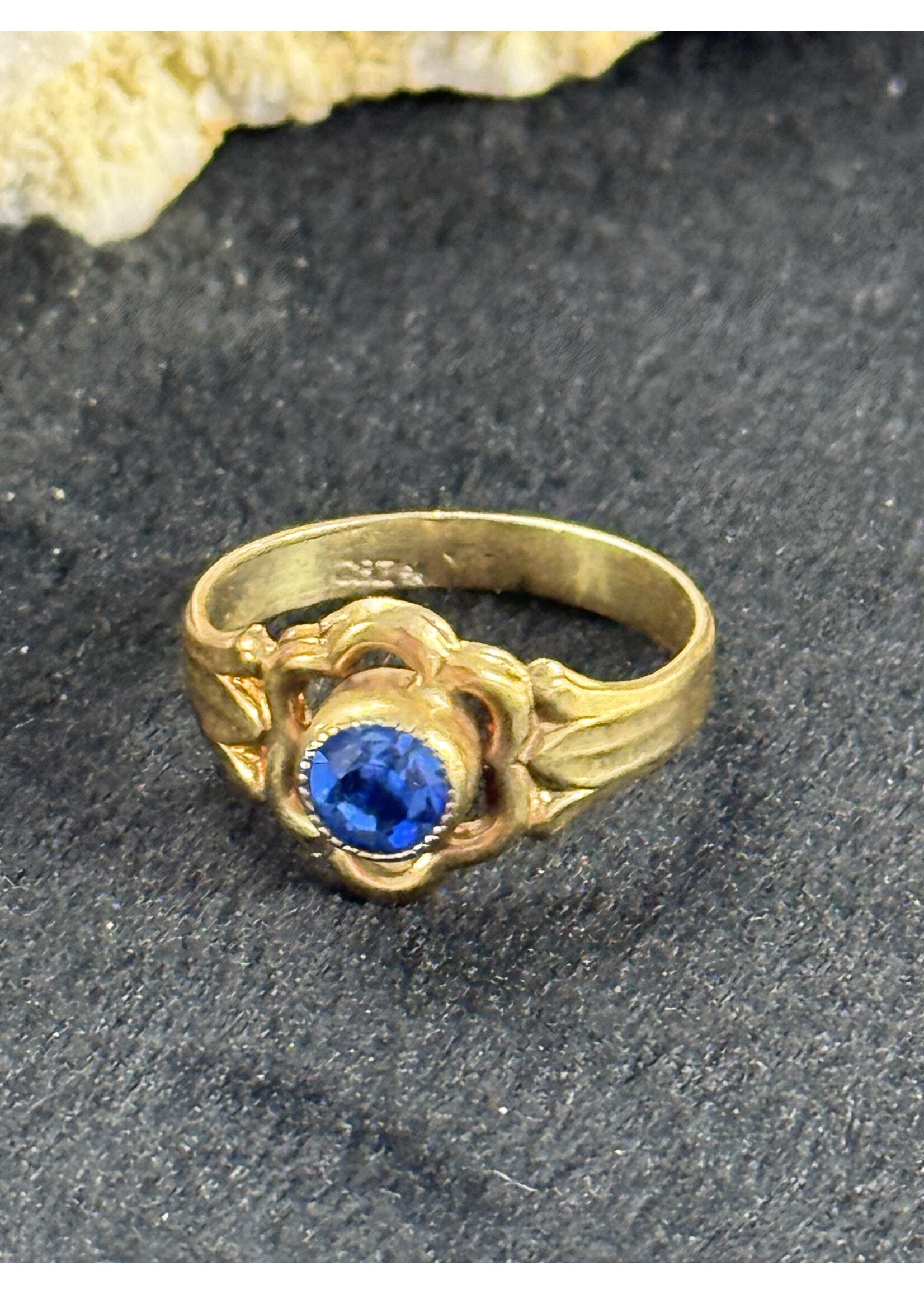 Vintage & Occasion Geelgouden kinder  ring met blauwe steen - maat 13.5