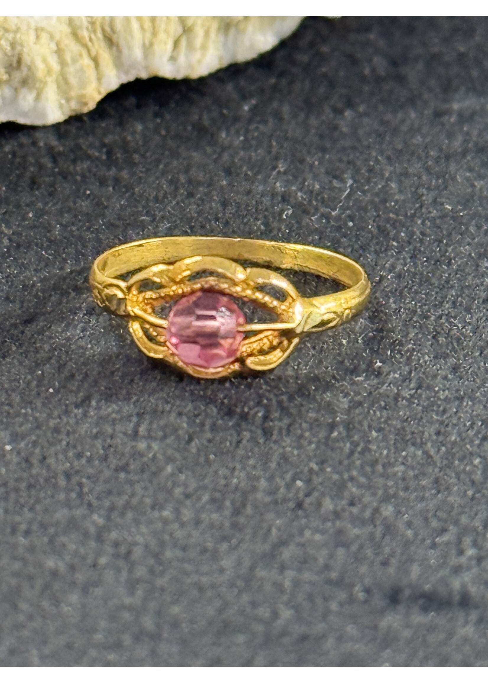 Vintage & Occasion Geelgouden 18k  kinderring met roze kraaltje - maat 13,5