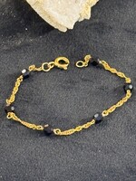 Vintage & Occasion Geelgouden 14 k Surinaamse kinderen armband met orgi kraaltjes zwart - lengte 14 cm