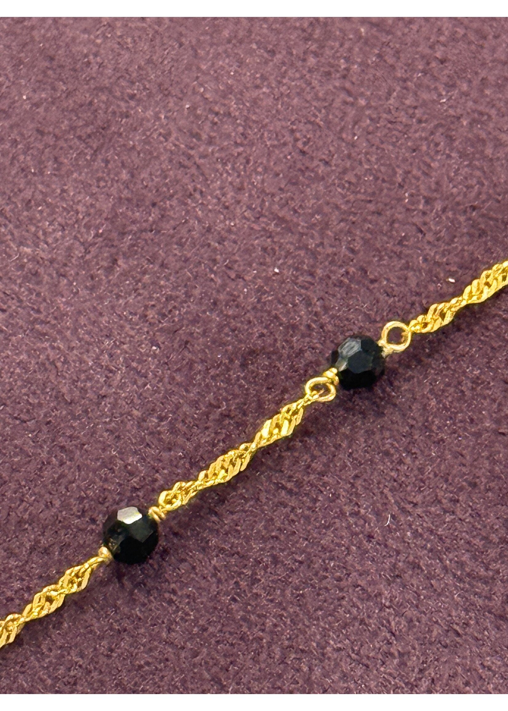 Vintage & Occasion Geelgouden 14 k Surinaamse kinderen armband met orgi kraaltjes zwart - lengte 14 cm