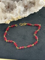 Vintage & Occasion Geelgouden 18 k  Suriname armband met rode steentjes - lengte 19cm