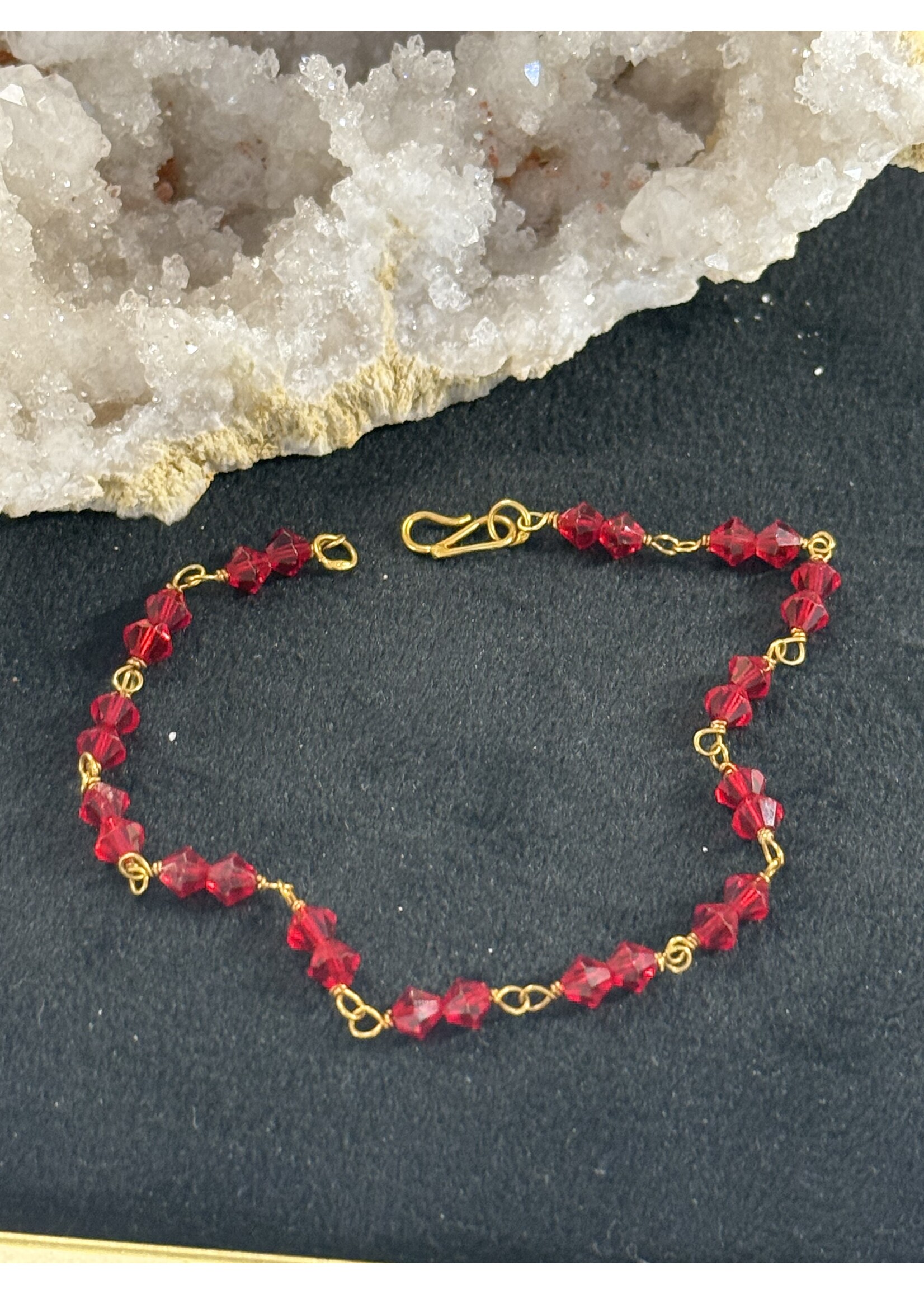 Vintage & Occasion Geelgouden 18 k  Suriname armband met rode steentjes - lengte 19cm