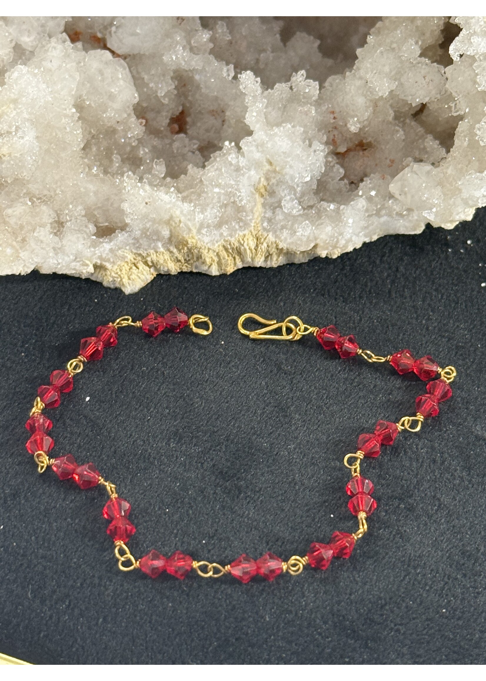 Vintage & Occasion Geelgouden 18 k  Suriname armband met rode steentjes - lengte 19cm