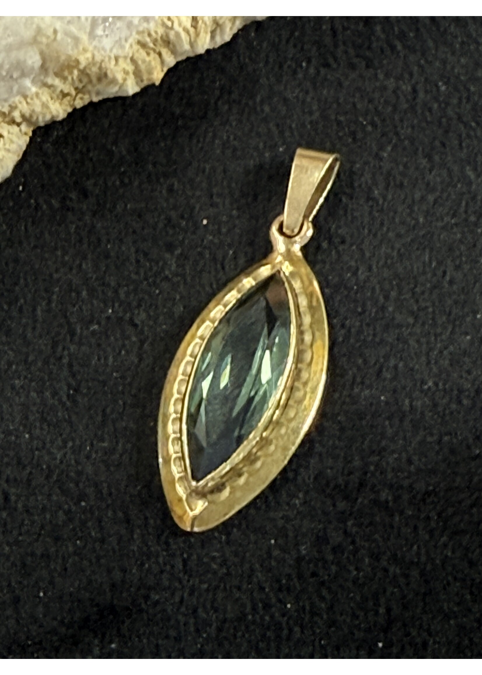 Vintage & Occasion Geelgouden hanger met toermalijn groene steen facet geslepen