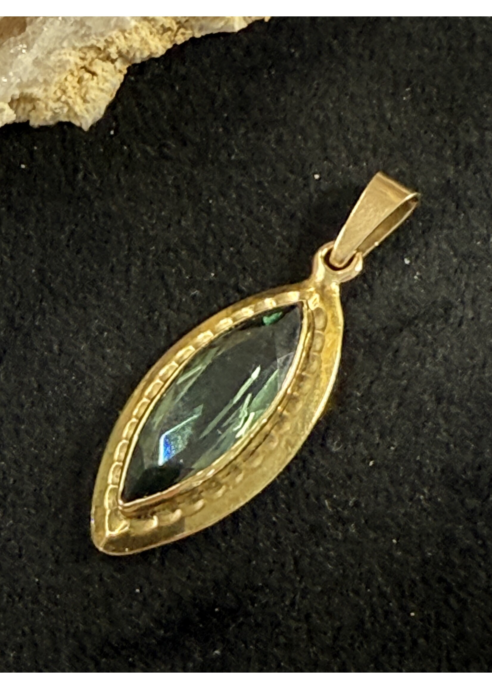 Vintage & Occasion Geelgouden hanger met toermalijn groene steen facet geslepen