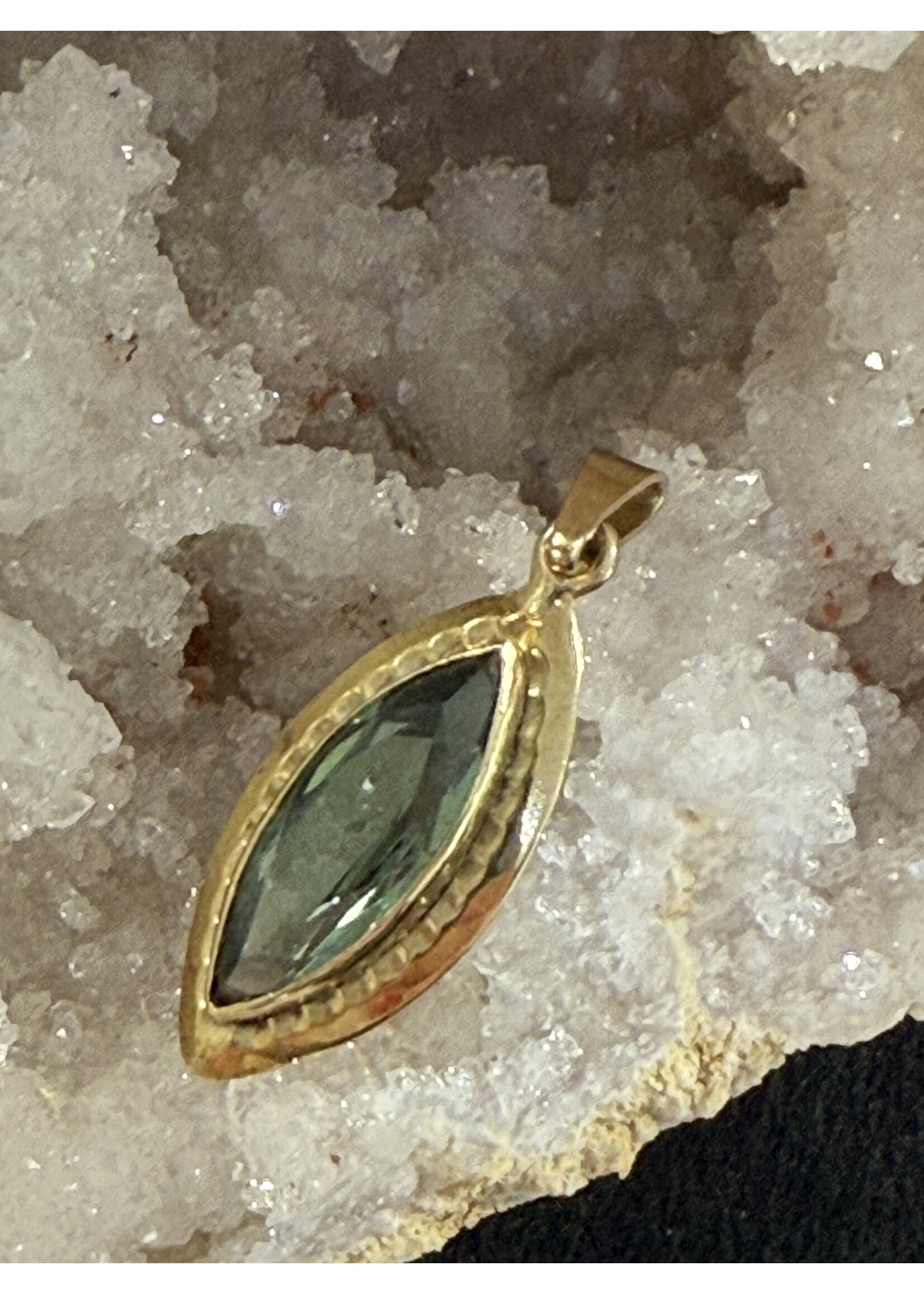 Vintage & Occasion Geelgouden hanger met toermalijn groene steen facet geslepen